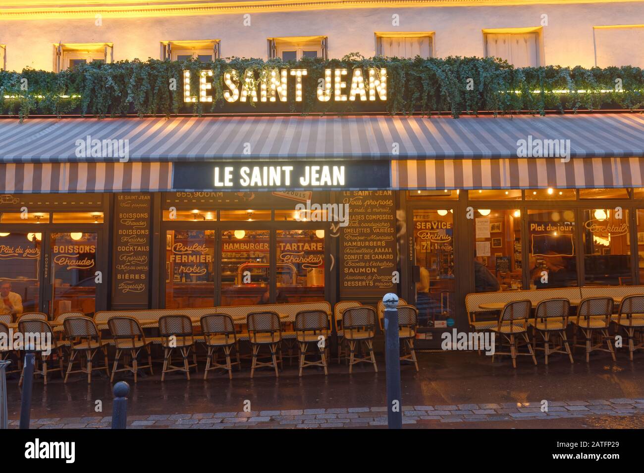 Cafe Le Saint Jean at rainy morning . It is a traditional French cafe in  the Montmartre district, Paris, France Stock Photo - Alamy