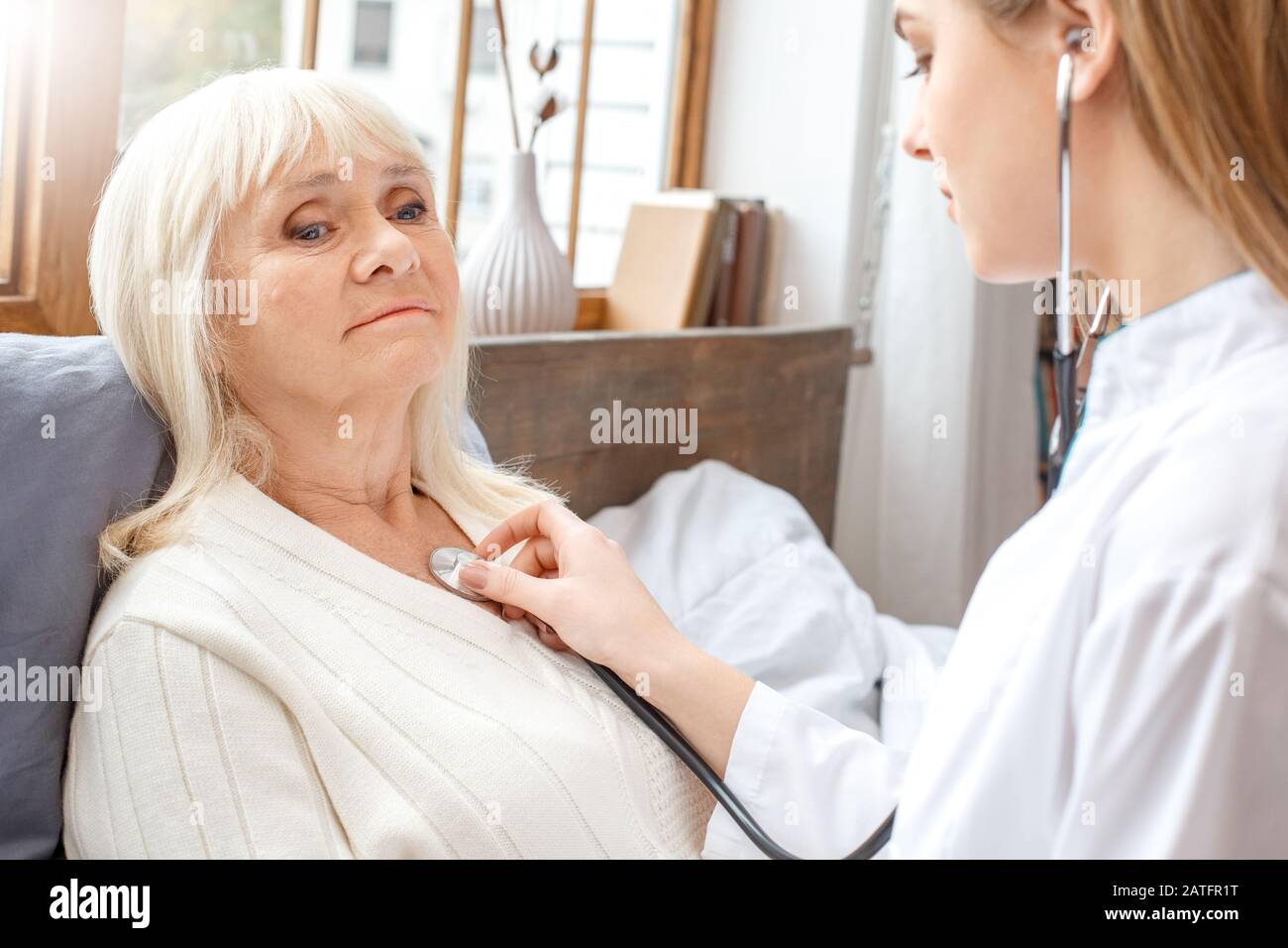 Nurse stethoscope senior woman hi-res stock photography and images - Alamy
