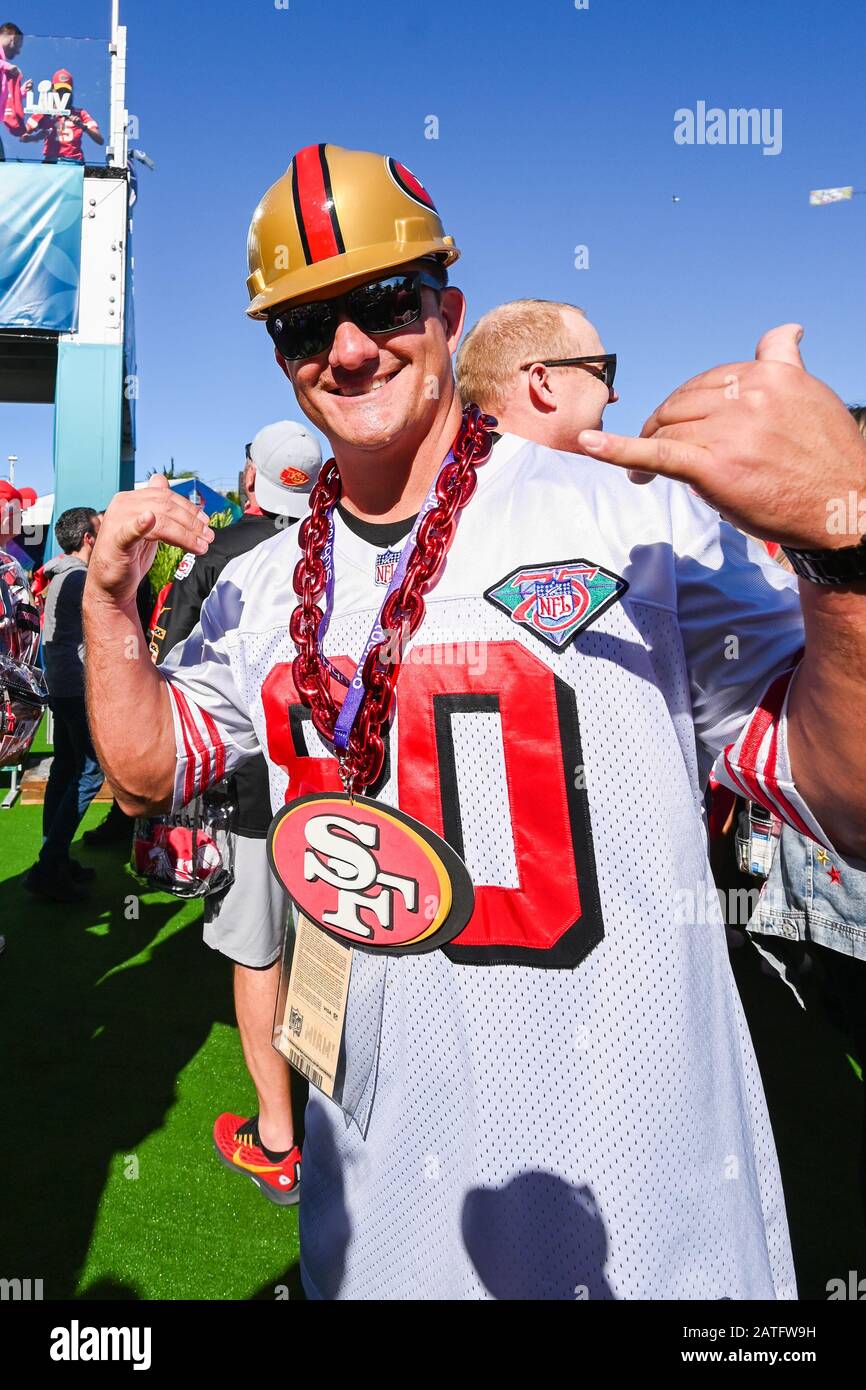 49ers vs. Chiefs: 49ers fans stock up on new apparel for Super Bowl 2020 in  Miami - ABC7 San Francisco