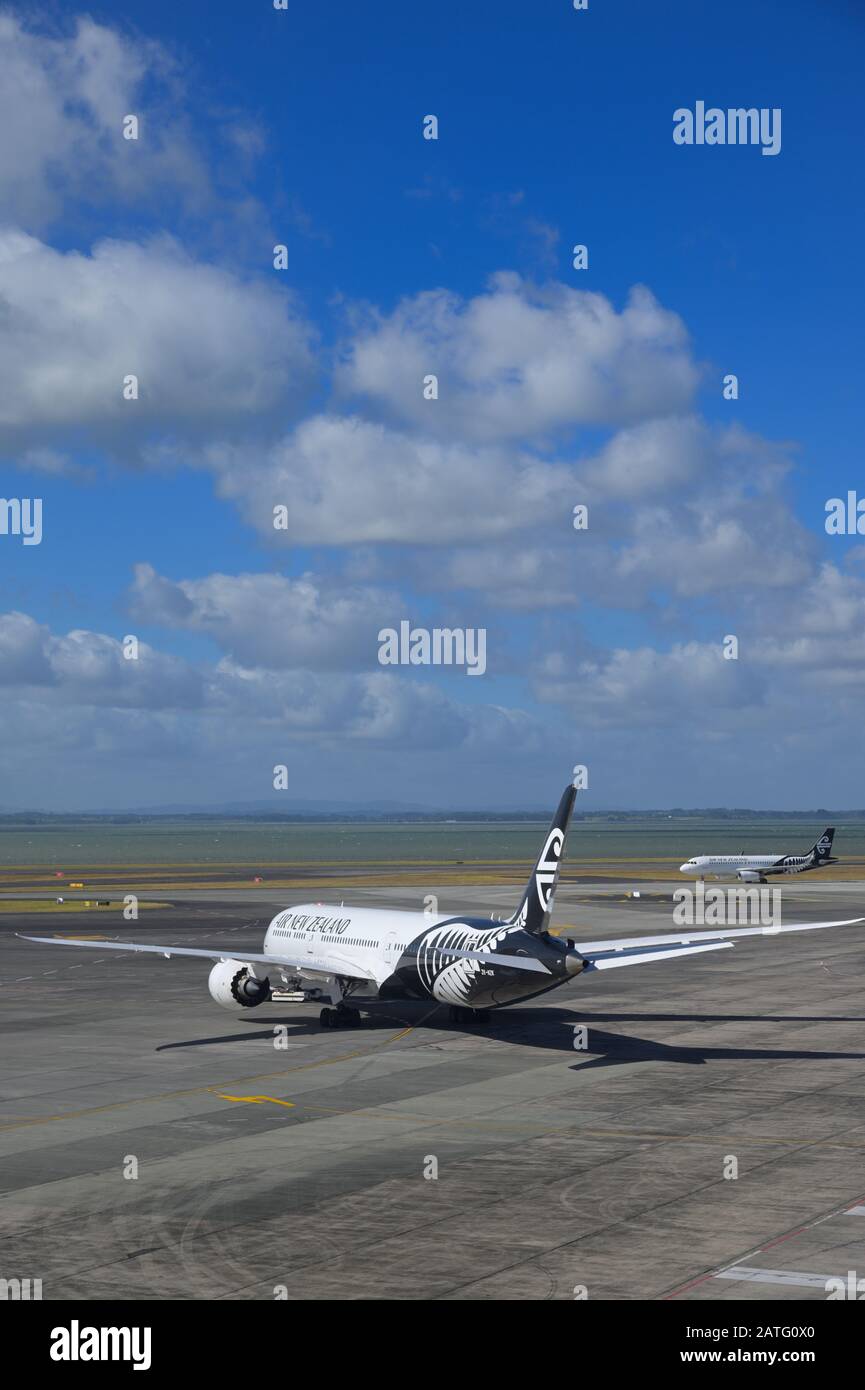 A Boeing 787 Dreamliner taxing out for departure, Auckland NZ Stock Photo
