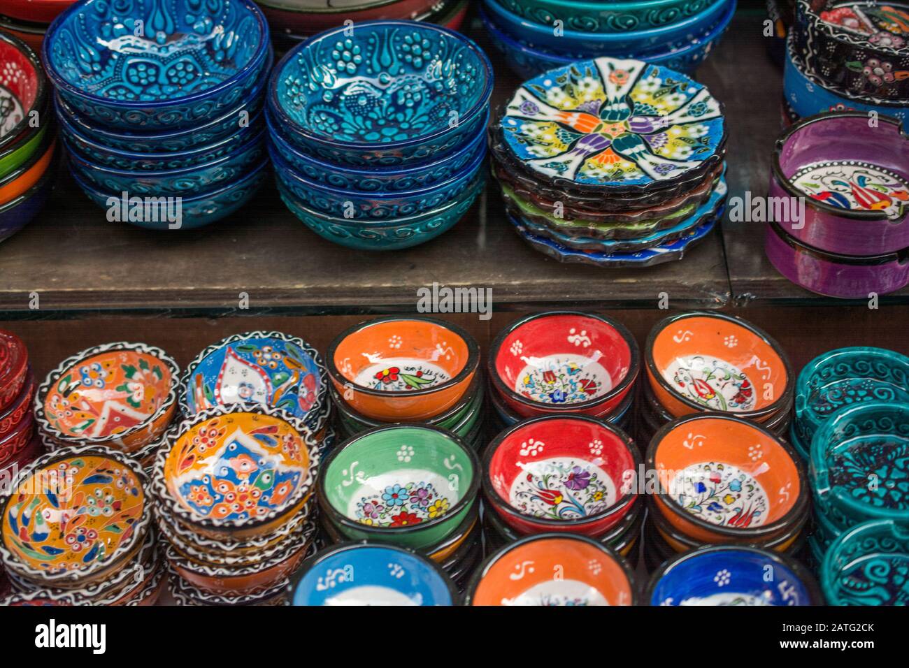 Traditional Turkish ceramic plates in bazaar Stock Photo - Alamy