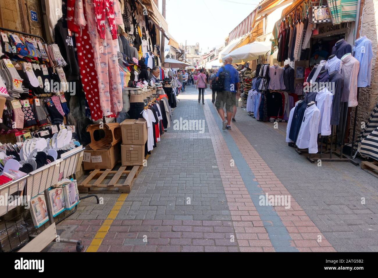 Textilien vor dem Geschäft - Einkaufstrasse in Nord-Nikosia, Türkische Republik Nordzypern Stock Photo