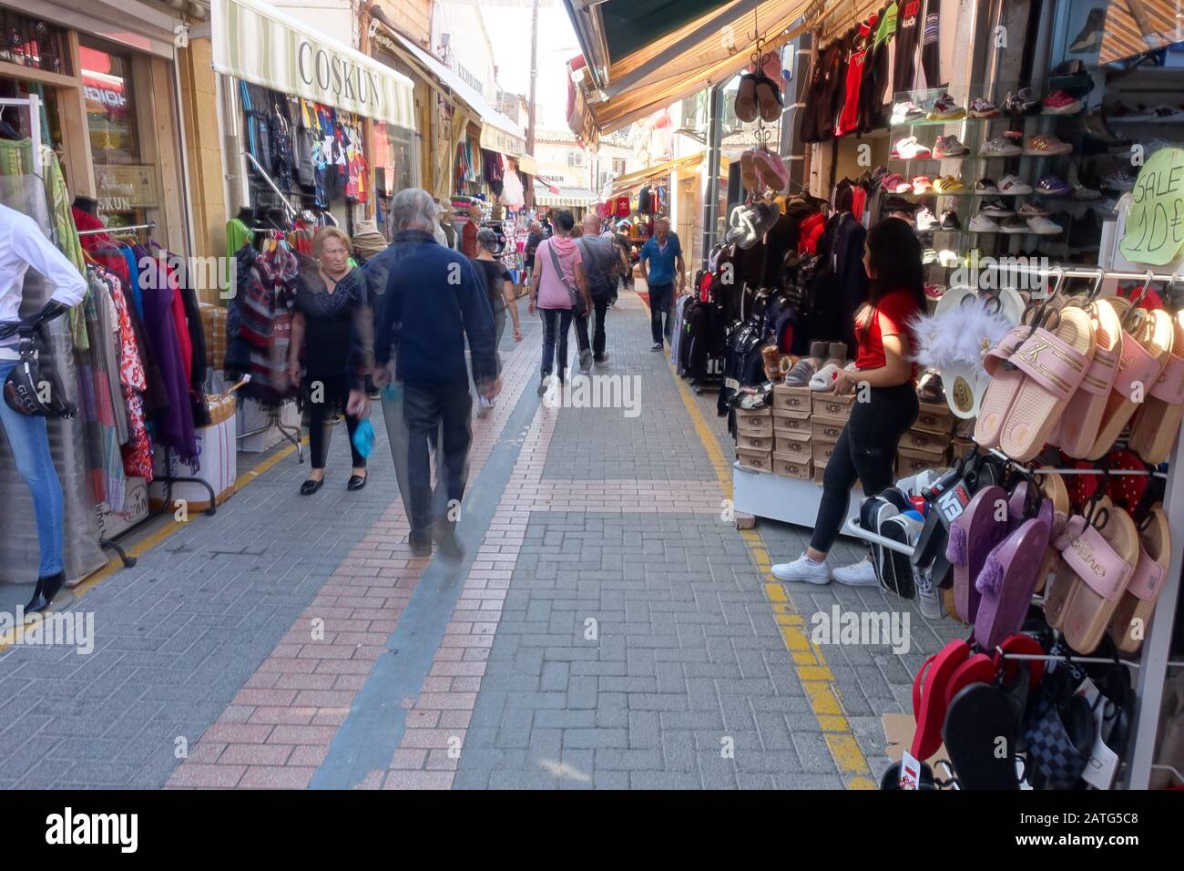 Passanten in der Einkaufstrasse in Nord-Nikosia, Türkische Republik Nordzypern Stock Photo