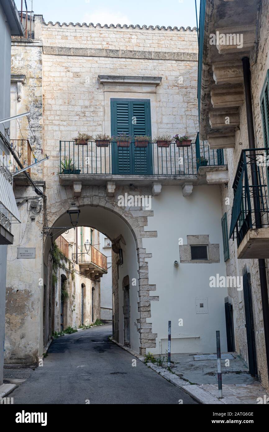Santeramo in Colle, Bari, Apulia, Italy: buildings of the historic city.  Typical street Stock Photo - Alamy