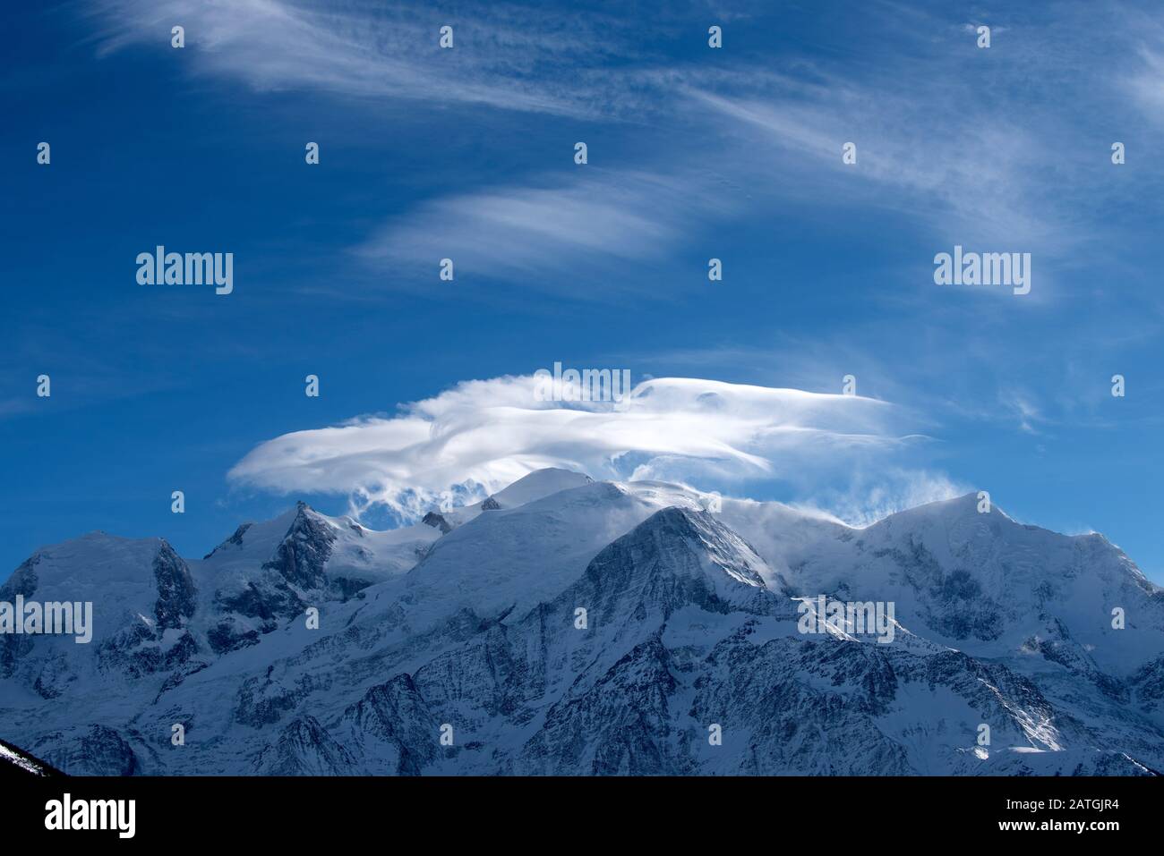 France, Haute-Savoie (74), Alps, Mont Blanc (4807 m) and Mont Blanc mountain range with lenticular cloud Stock Photo