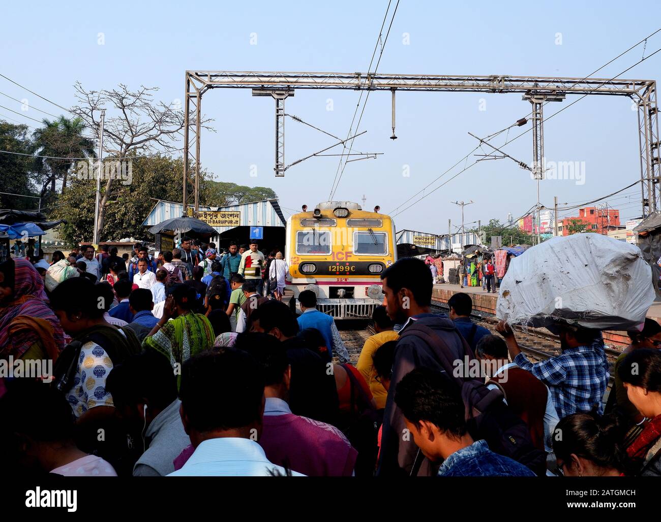 Kolkata, India. 01st Feb, 2020. Passengers are seen crossing the railway line.700 billion has been sanctioned for developing 150 passengers trains and Express Trains in different Circle of India in the Finance Budget 2020. Credit: SOPA Images Limited/Alamy Live News Stock Photo