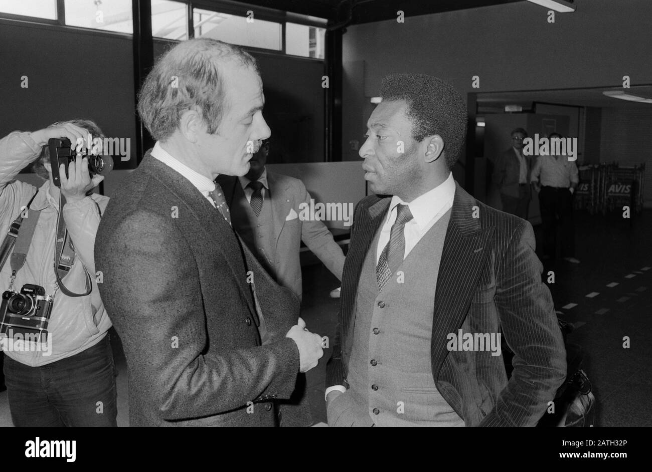 Pele, brasilianischer Fußballspieler, mit Klaus Ollmann, Geschäftsführer von Atari Deutschland, bei der Ankunft am Flughafen Hamburg, Deutschland 1981. Brazilian football player Pele with CEO Klaus Ollmann of Atari Germany at the arrival at Hamburg airport, Germany 1981. Stock Photo