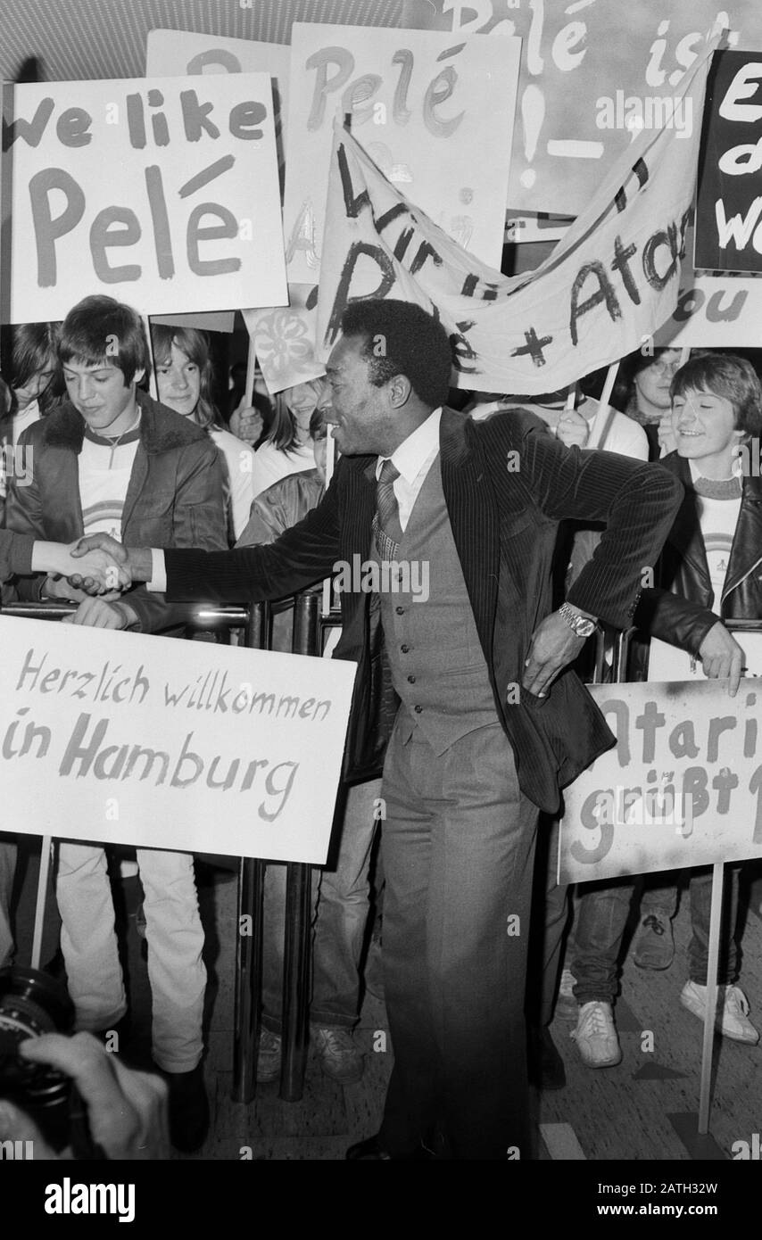 Pele, brasilianischer Fußballspieler, wird von Fans bei der Ankunft am Flughafen Hamburg stürmisch begrüßt, Deutschland 1981. Fans give a warm welcome to Brazilian football player Pele at his arrival at Hamburg airport, Germany 1981. Stock Photo