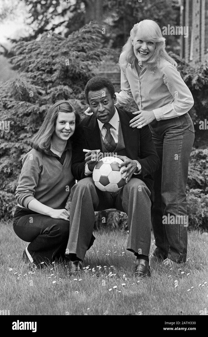 Pele, brasilianischer Fußballspieler, mit zwei Damen in Hamburg, Deutschland 1981. Brazilian football player Pele with two ladies Hamburg, Germany 1981. Stock Photo