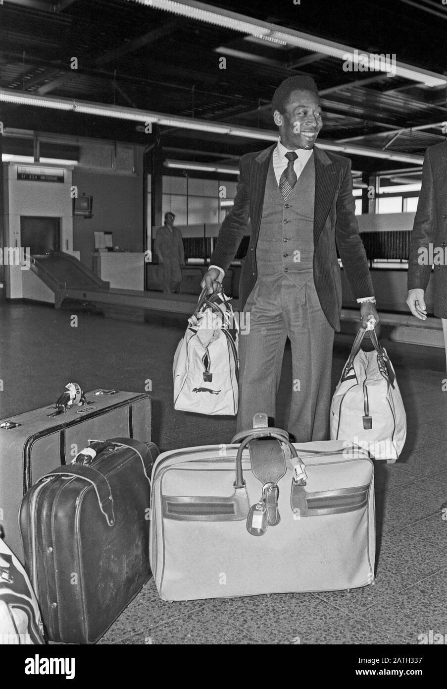 Pele, brasilianischer Fußballspieler, bei der Ankunft am Flughafen Hamburg, Deutschland 1981. Brazilian football player Pele at the arrival at Hamburg airport, Germany 1981. Stock Photo