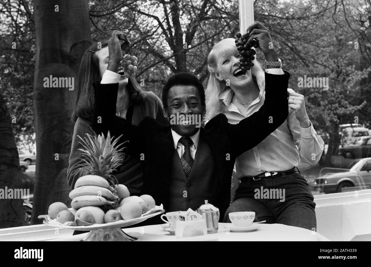 Pele, brasilianischer Fußballspieler, mit zwei Damen beim Frühstücksbuffett in Hamburg, Deutschland 1981. Brazilian football player Pele with two ladies at the breakfast buffet in Hamburg, Germany 1981. Stock Photo