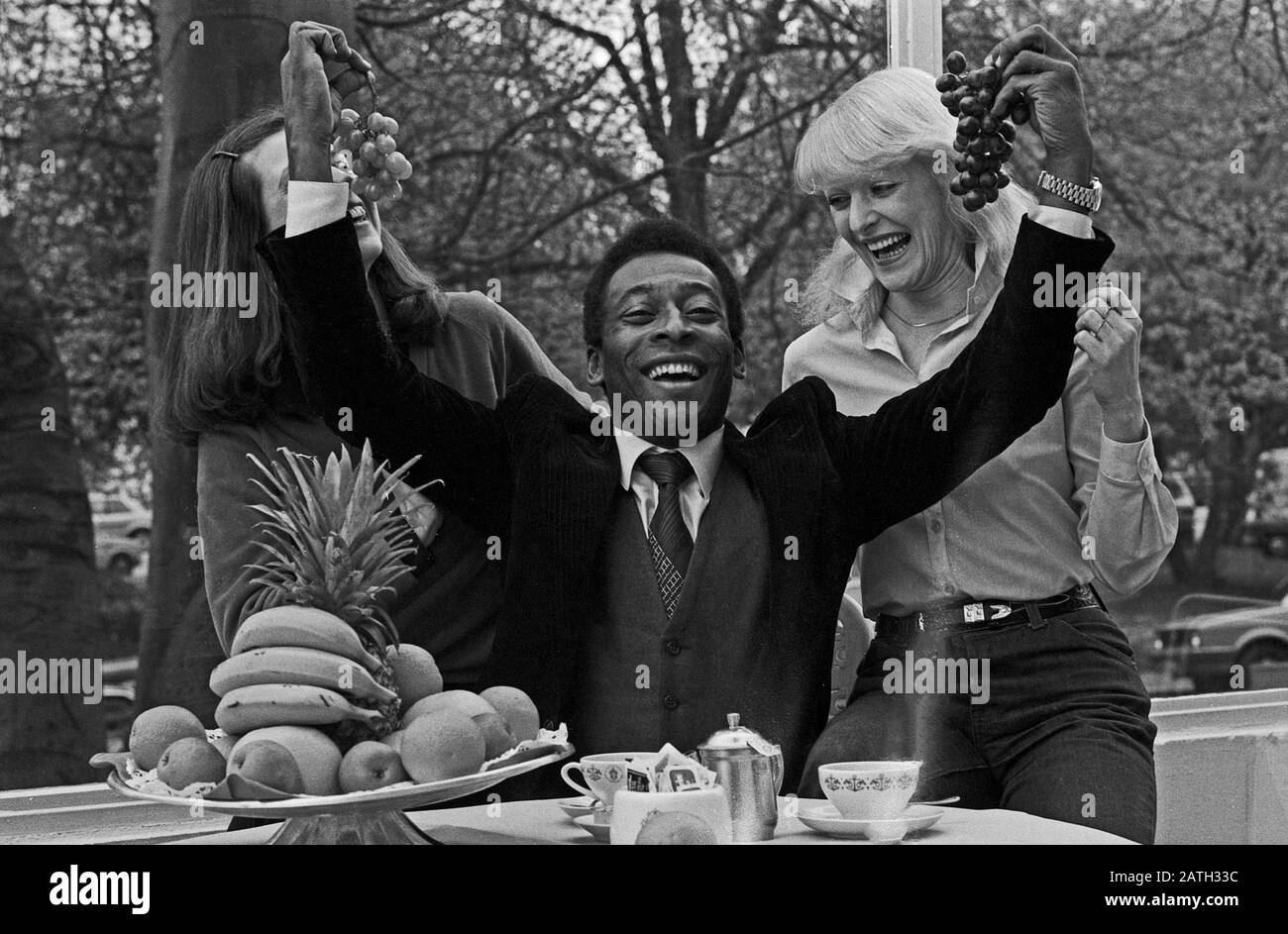 Pele, brasilianischer Fußballspieler, mit zwei Damen beim Frühstücksbuffett in Hamburg, Deutschland 1981. Brazilian football player Pele with two ladies at the breakfast buffet in Hamburg, Germany 1981. Stock Photo