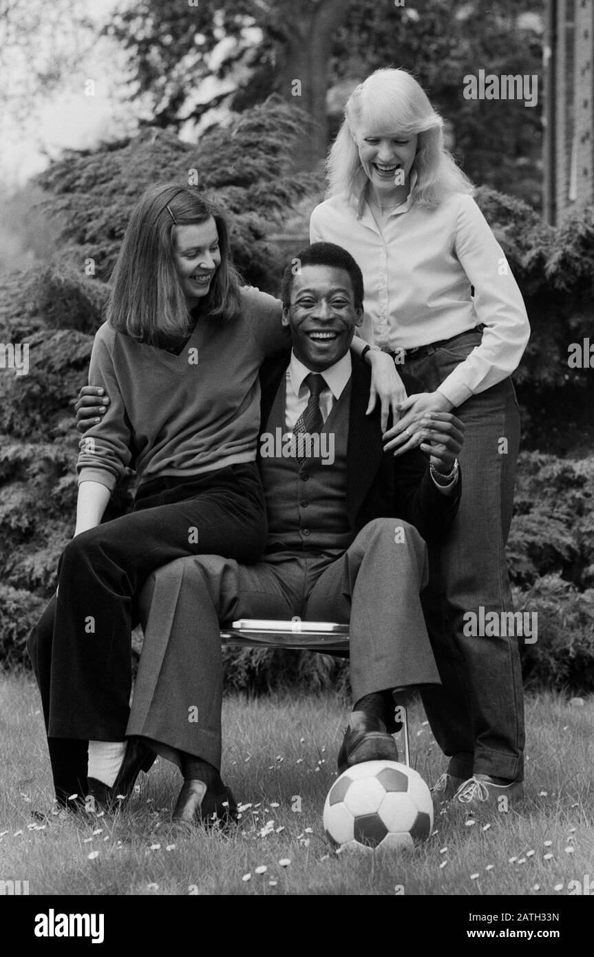 Pele, brasilianischer Fußballspieler, mit zwei Damen in Hamburg, Deutschland 1981. Brazilian football player Pele with two ladies Hamburg, Germany 1981. Stock Photo