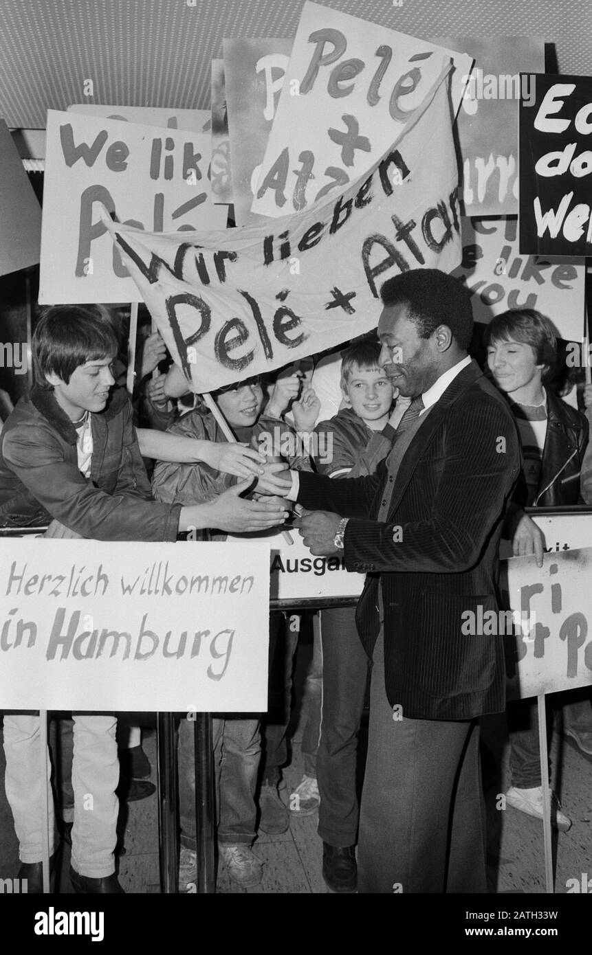 Pele, brasilianischer Fußballspieler, wird von Fans bei der Ankunft am Flughafen Hamburg stürmisch begrüßt, Deutschland 1981. Fans give a warm welcome to Brazilian football player Pele at his arrival at Hamburg airport, Germany 1981. Stock Photo