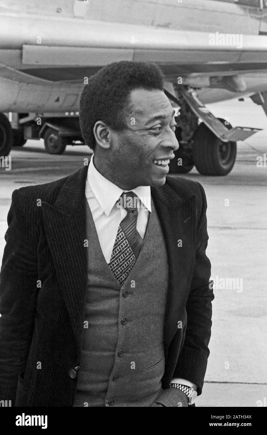 Pele, brasilianischer Fußballspieler, verläßt die Lufthansa Maschine 'Saarbrücken' nach der Ankunft auf dem Rollfeld vom Flughafen Hamburg, Deutschland 1981. Brazilian football player Pele leaving the Lufthansa airplane after the arrival at Hamburg airport, Germany 1981. Stock Photo