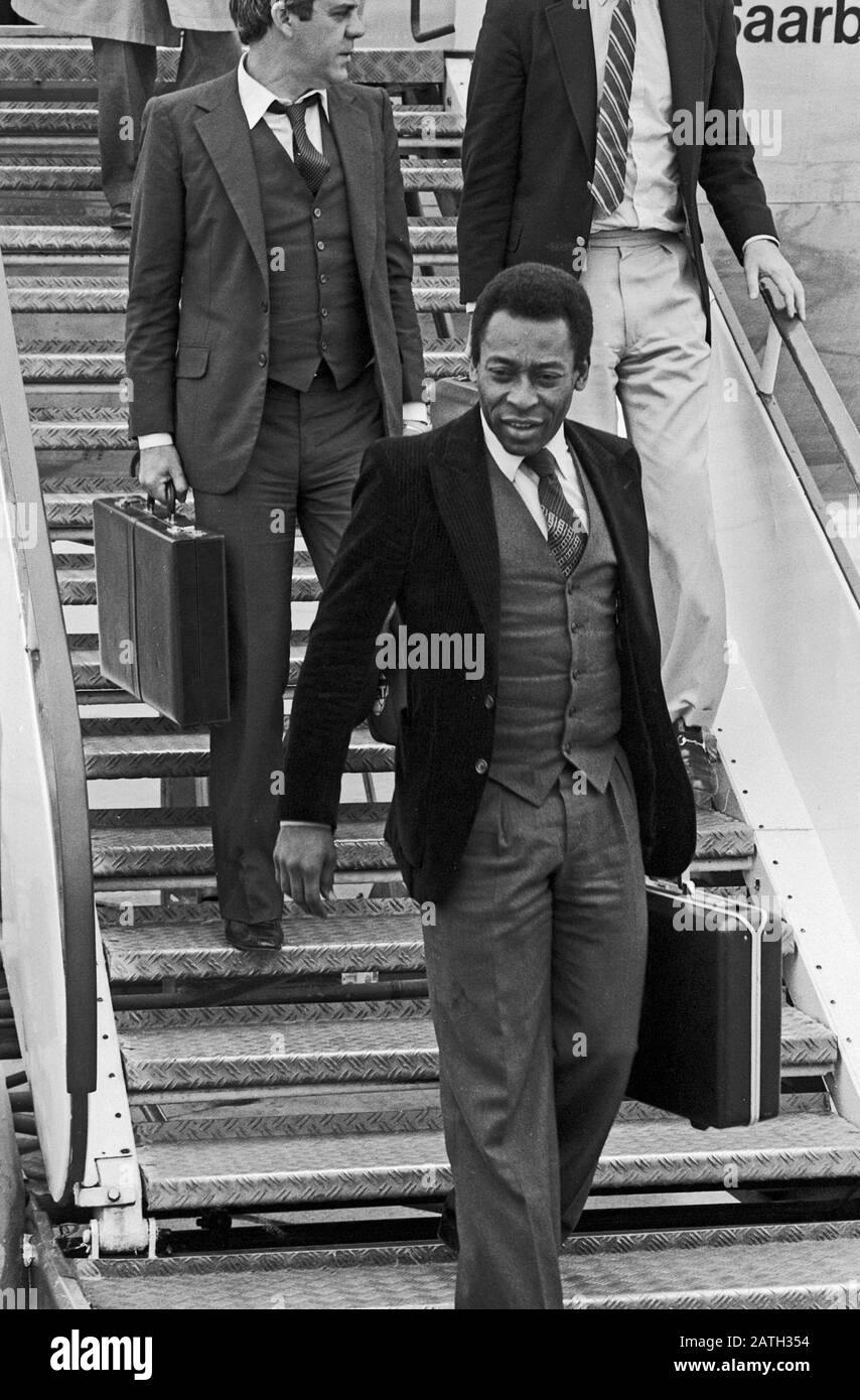 Pele, brasilianischer Fußballspieler, verläßt die Lufthansa Maschine 'Saarbrücken' nach der Ankunft auf dem Rollfeld vom Flughafen Hamburg, Deutschland 1981. Brazilian football player Pele leaving the Lufthansa airplane after the arrival at Hamburg airport, Germany 1981. Stock Photo