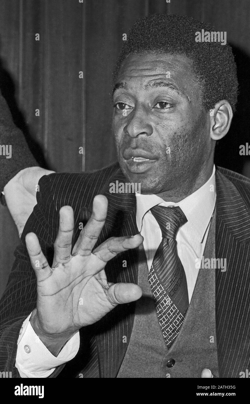 Pele, brasilianischer Fußballspieler, bei einer Pressekonferenz nach der Ankunft am Flughafen Hambugr, Deutschland 1981. Brazilian football player Pele giving a press conference at Hamburg airport, Germany 1981. Stock Photo