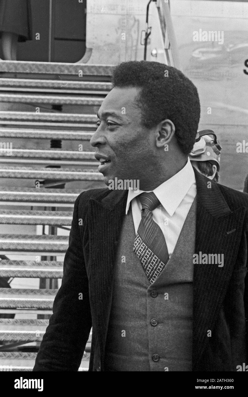 Pele, brasilianischer Fußballspieler, verläßt die Lufthansa Maschine 'Saarbrücken' nach der Ankunft auf dem Rollfeld vom Flughafen Hamburg, Deutschland 1981. Brazilian football player Pele leaving the Lufthansa airplane after the arrival at Hamburg airport, Germany 1981. Stock Photo