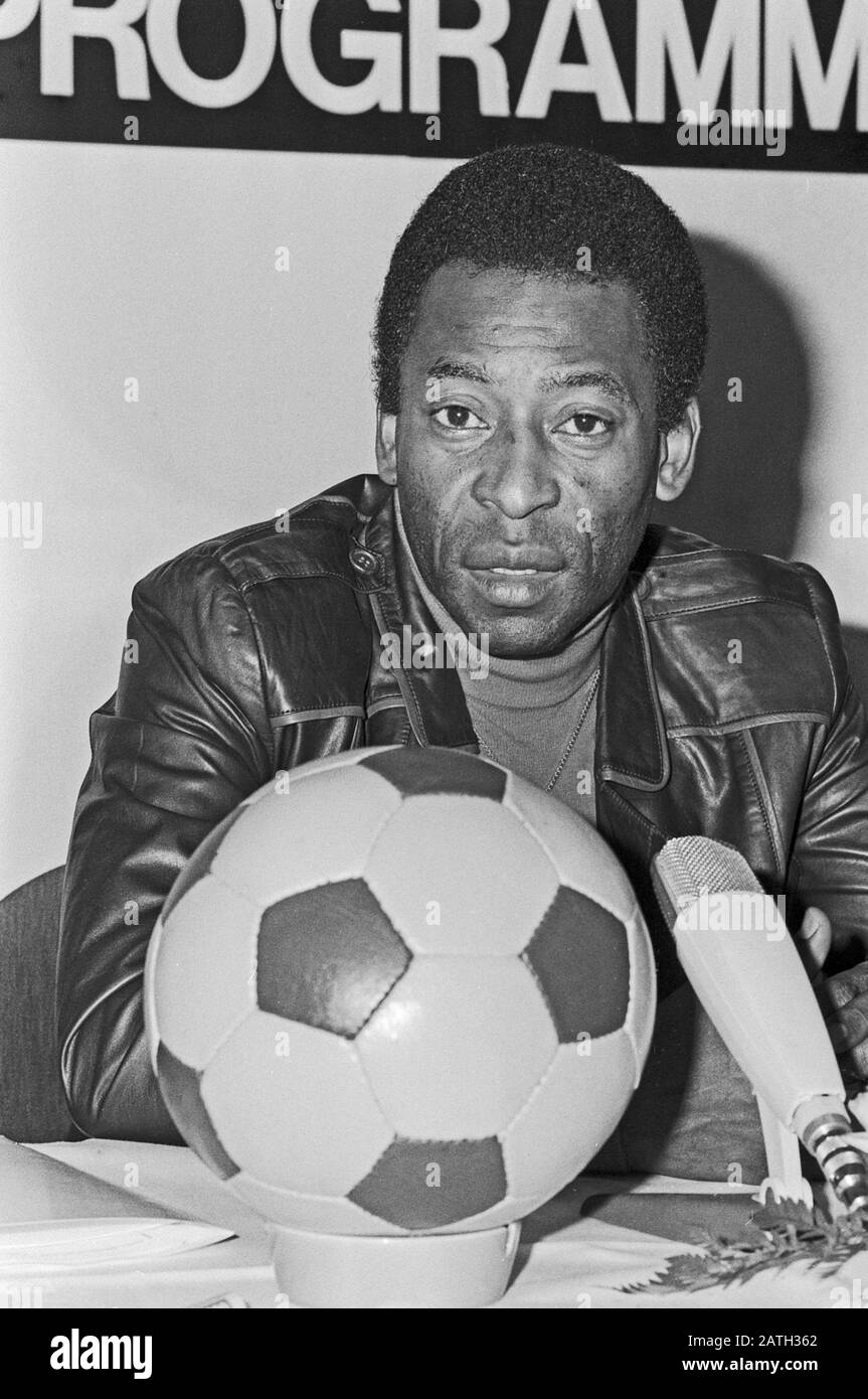 Pele, brasilianischer Fußballspieler, bei einer mit Autogrammstunde verbundenen Pressekonferenz im Alsterhaus in Hamburg, Deutschland 1981. Brazilian football player Pele at a press conference and connected fan autograph hour at Hamburg Alsterhaus, Germany 1981. Stock Photo