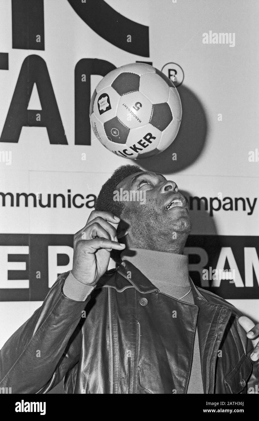 Pele, brasilianischer Fußballspieler, bei einer mit Autogrammstunde verbundenen Pressekonferenz im Alsterhaus in Hamburg, Deutschland 1981. Brazilian football player Pele at a press conference and connected fan autograph hour at Hamburg Alsterhaus, Germany 1981. Stock Photo