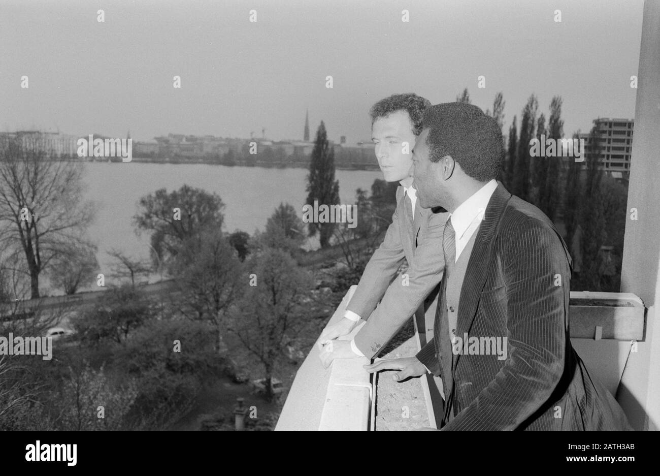 Pele, brasilianischer Fußballspieler, mit Franz Beckenbauer in Hamburg, Deutschland 1981. Brazilian football player Pele with Franz Beckenbauer at Hamburg, Germany 1981. Stock Photo