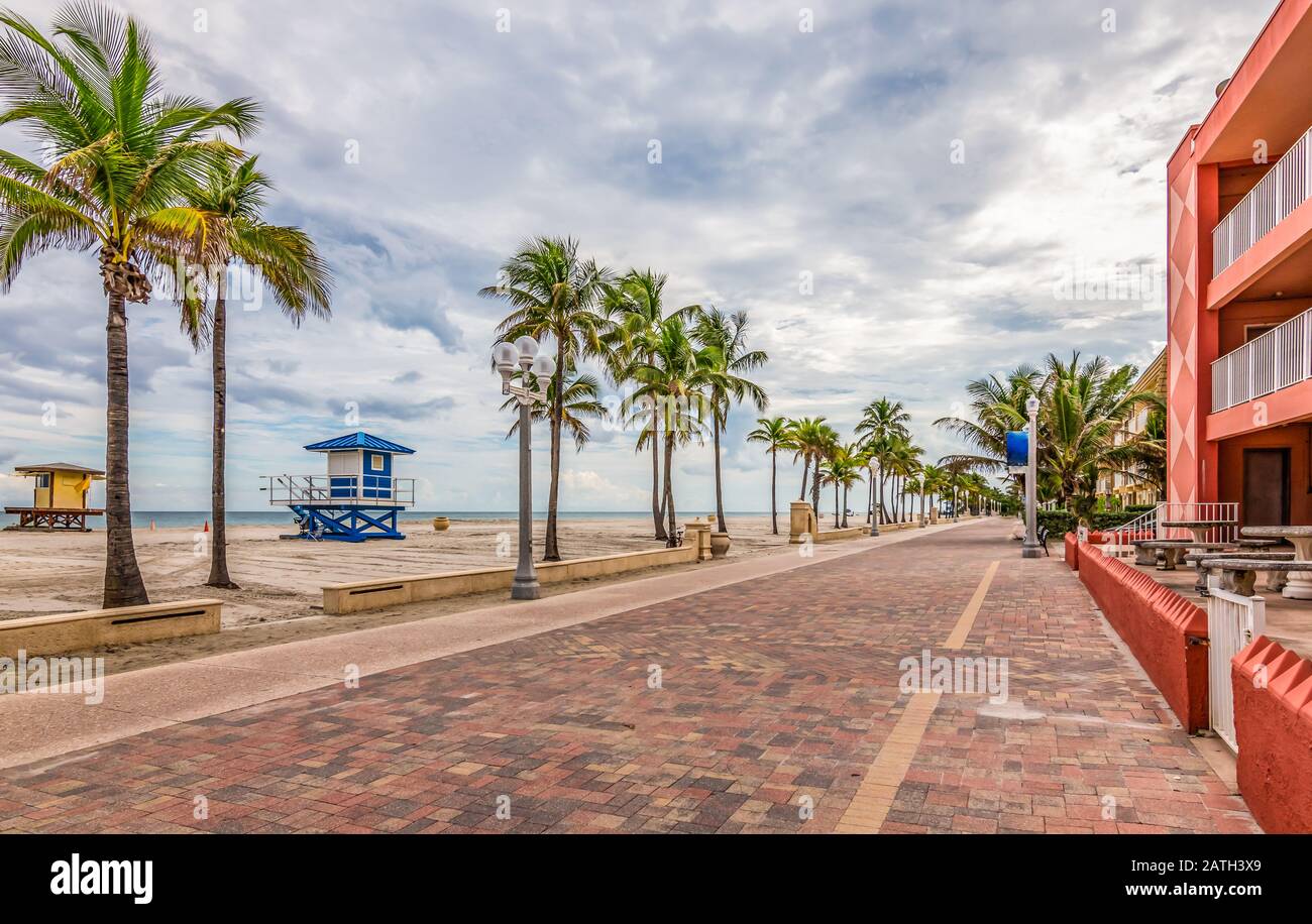 Hollywood Beach Broadwalk a boardwalk - Hollywood Beach Broadwalk A Boardwalk And Bikeway Along The Beach In Hollywood A Popular Tourist Attraction In Broward County Florida Usa 2ATH3X9