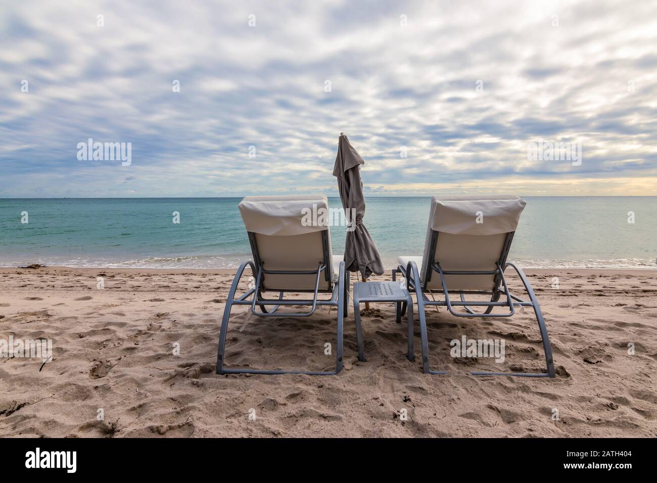 Empty beach chairs hi-res stock photography and images - Alamy