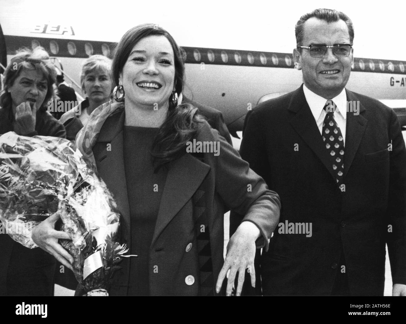 American actress Shirley MacLaine with festival director Dr. Alfred Bauer on July 3, 1971 at Tempelhof Airport shortly after their arrival. The lead actress Shirley MacLaine arrived at Tempelhof Central Airport on July 3rd, 1971 for the world premiere of the American contribution to the 21st Berlin 1971 International Film Festival, 'Sophie and Otto'. The film, directed by Frank D. Gilroy, will be shown on July 5th, 1971 in the Zoo-Palast. | usage worldwide Stock Photo