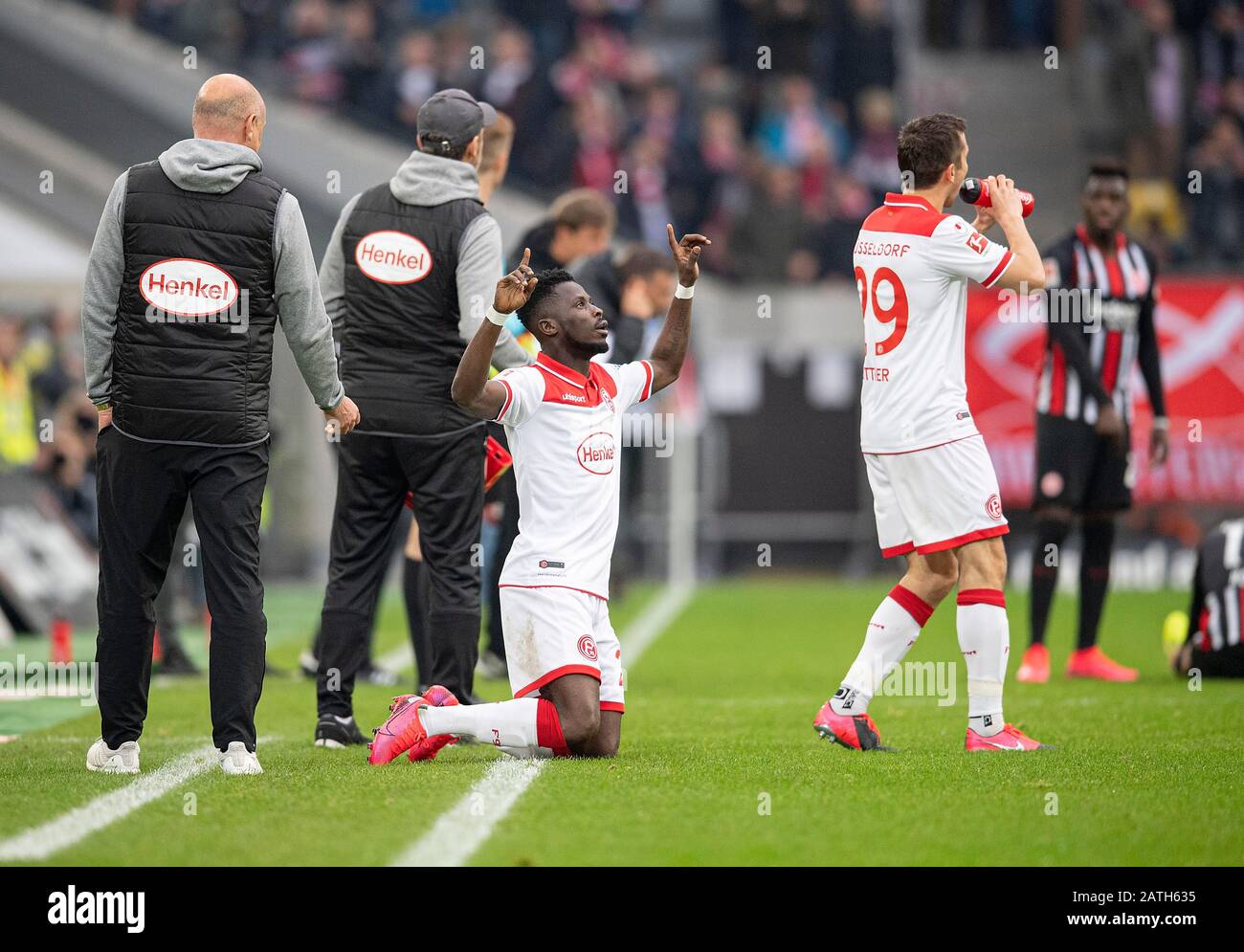 jubilation Opoku 'Nana' AMPOMAH withte (D) after his goal, which is withdrawn by video evidence, l. coach Uwe ROESLER (Rv? sler) (D) Soccer 1.Bundesliga, 20.matchday, Fortuna Dusseldorf (D) - Eintracht Frankfurt (F) 1: 1, on 01.02.2020 in Duesseldorf/Germany. ¬ | usage worldwide Stock Photo