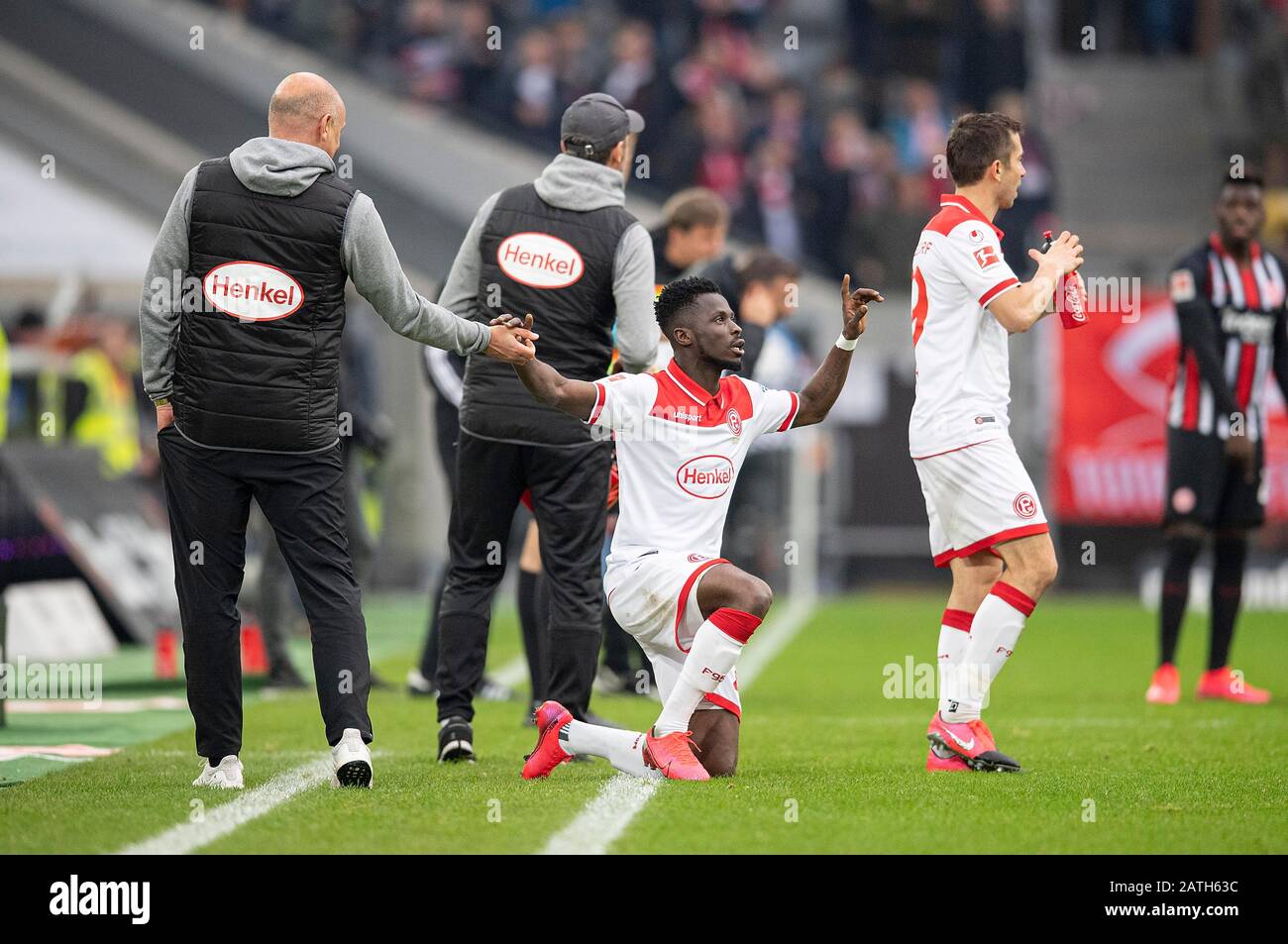 jubilation Opoku 'Nana' AMPOMAH withte (D) after his goal, which is withdrawn by video evidence, l. coach Uwe ROESLER (Rv? sler) (D) Soccer 1.Bundesliga, 20.matchday, Fortuna Dusseldorf (D) - Eintracht Frankfurt (F) 1: 1, on 01.02.2020 in Duesseldorf/Germany. ¬ | usage worldwide Stock Photo