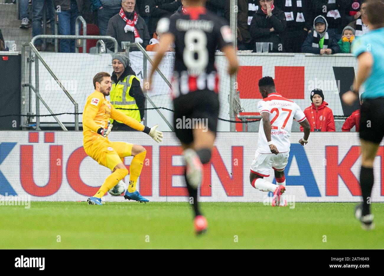 Opoku 'Nana' AMPOMAH r. (D) scores a goal versus goalwart goalwart Kevin TRAPP (F), which is withdrawn by video evidence, action, football 1. Bundesliga, 20th matchday, Fortuna Dusseldorf (D) - Eintracht Frankfurt (F) 1: 1, on 01.02. 2020 in Duesseldorf/Germany. ¬ | usage worldwide Stock Photo