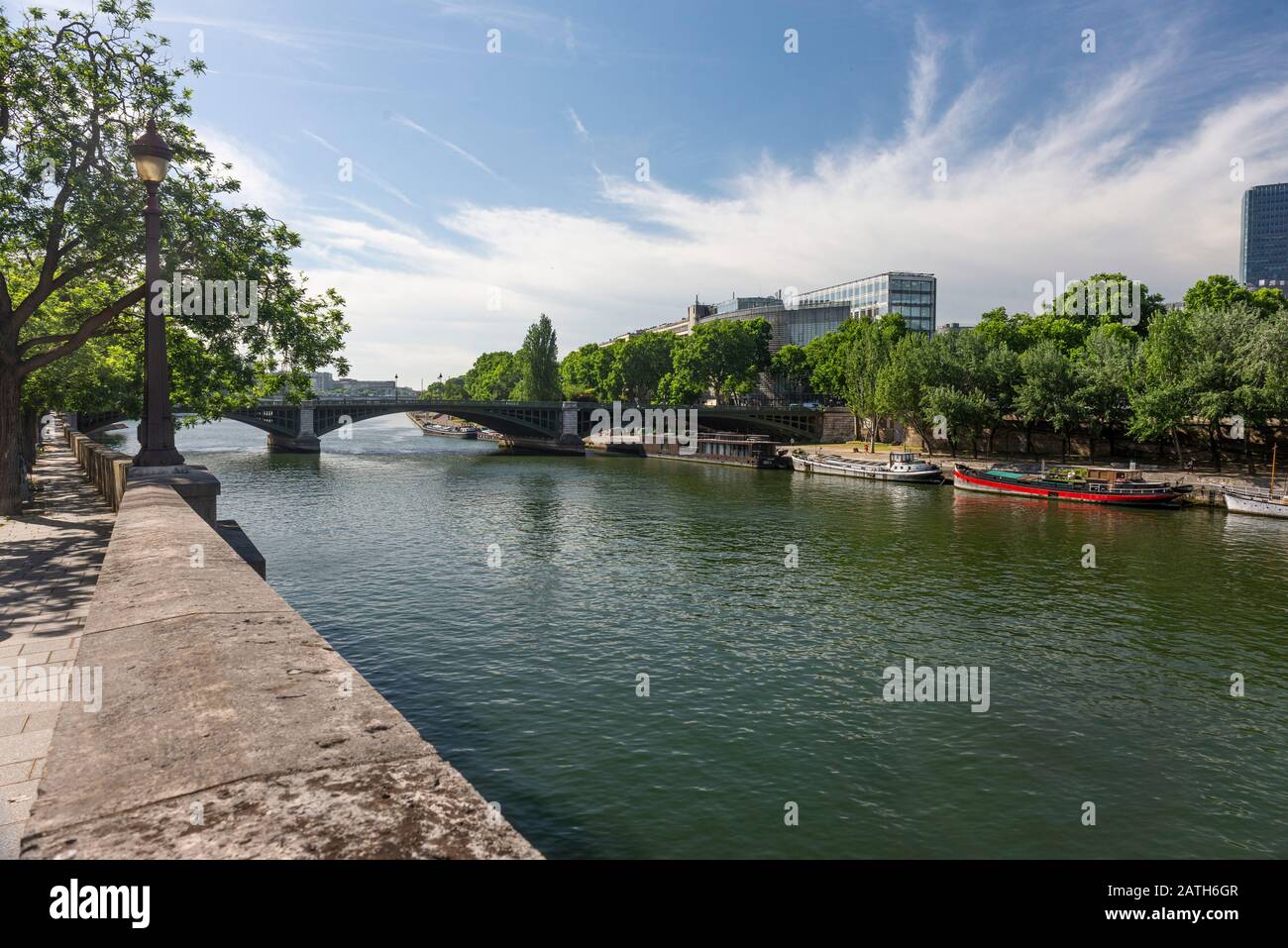 France. Paris. The Seine from the Ile de la Cité. barges, Sully bridge and Institute du Monde Arabe. La Seine depuis l'île de la Cité. péniches, pont Stock Photo