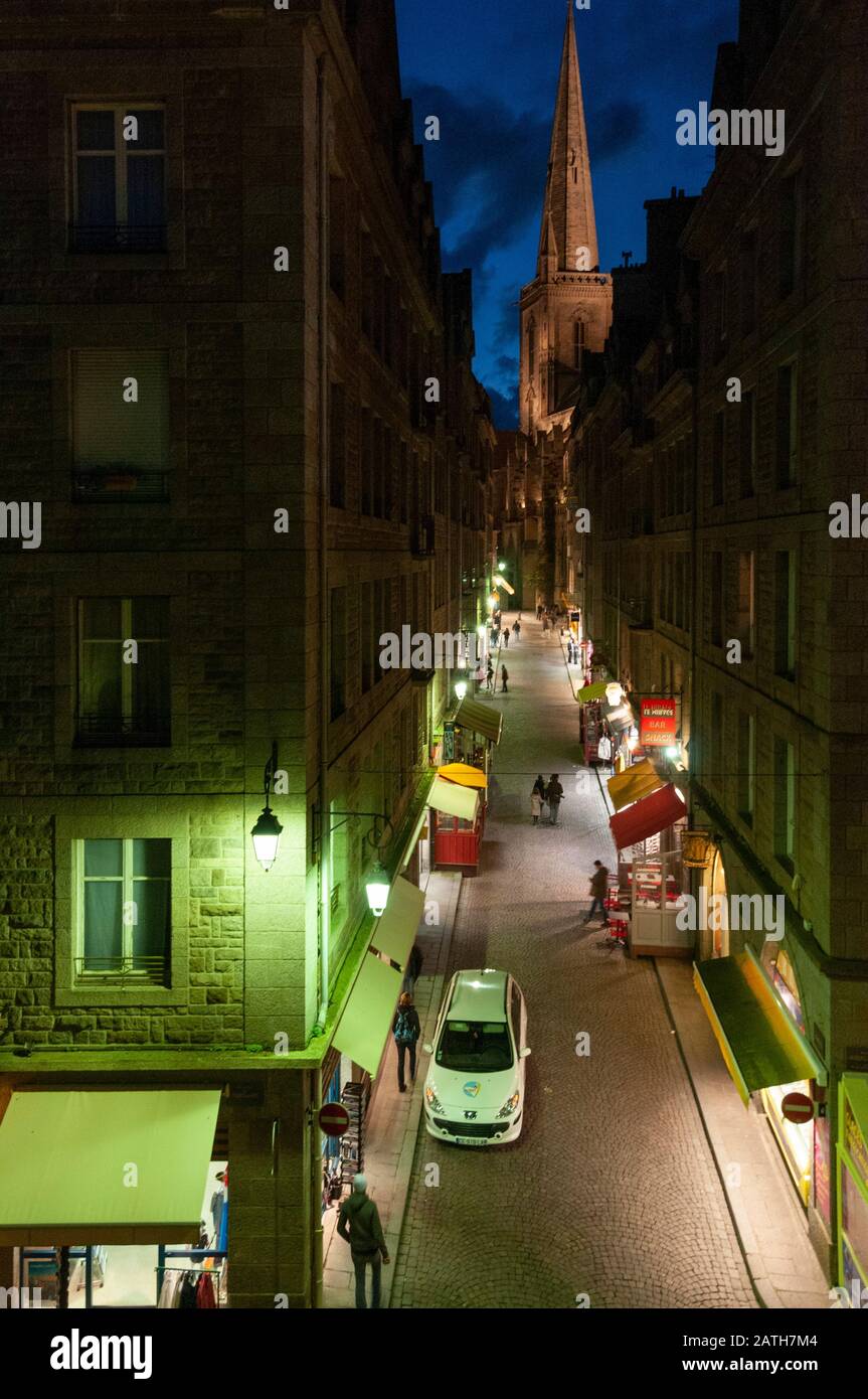 France. Saint Malo. Vue de nuit d'une rue de la vieille ville de Saint malo. Night view of a street in the old town of Saint Malo. Stock Photo