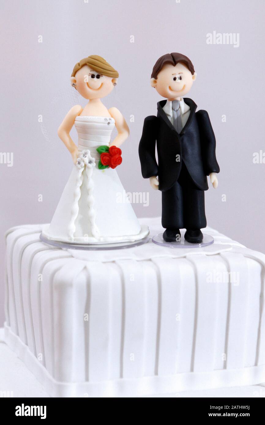 beautiful statues of bride and groom decorative wedding cake - wedding bride and groom couple doll in wedding cake Stock Photo