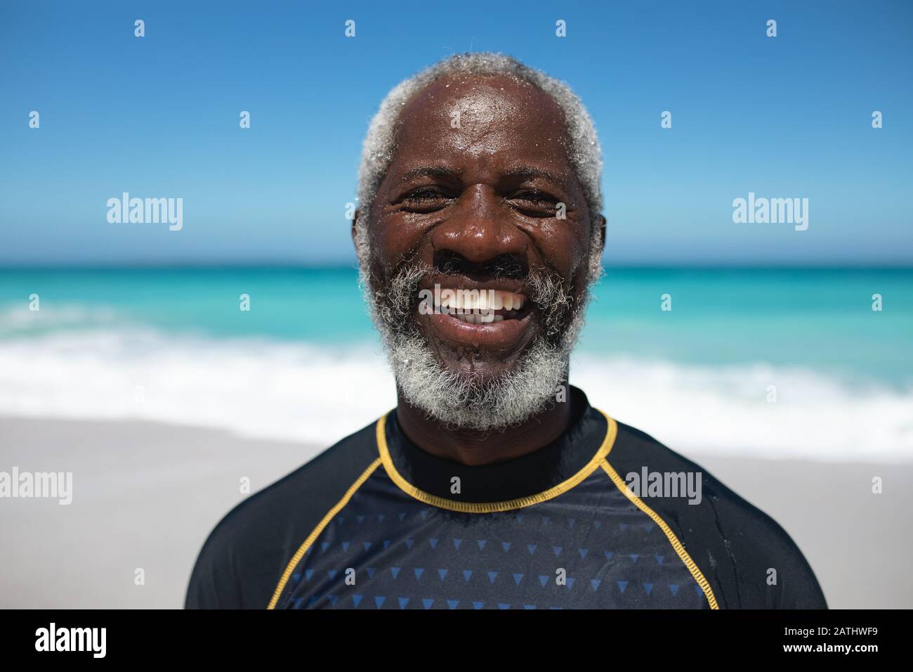 Old man grey hair smiling hi-res stock photography and images - Alamy