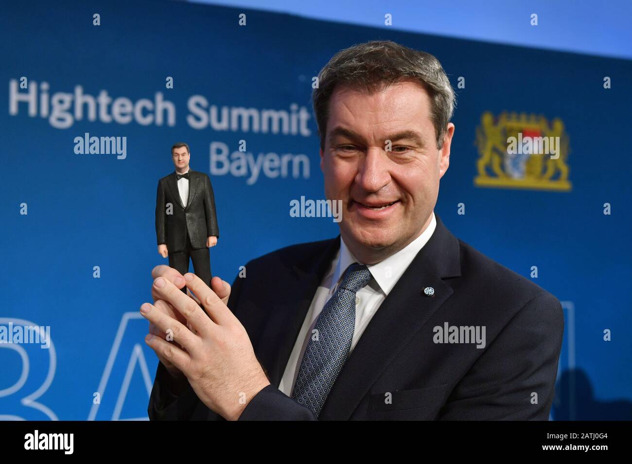 Markus SOEDER (Minister President Bavaria and CSU Chairman) thinks of a 3D figure. At the invitation of Prime Minister Dr. Markus Soeder meet experts in the field of future technologies for high-tech Sumwith Bayern.KI, Künstliche Intelligenz. On February 3rd, 2020 Technical University Munich (TUM) in Garching. | usage worldwide Stock Photo