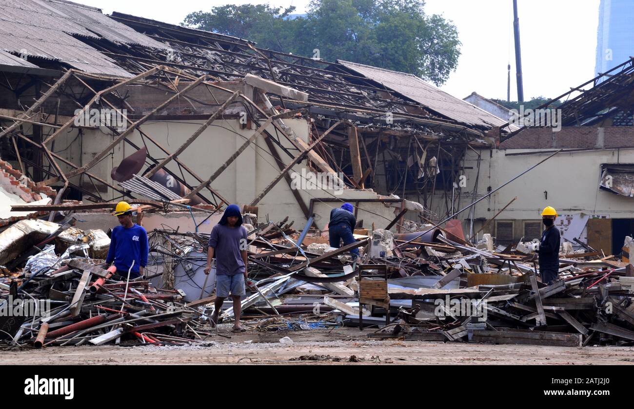 Workers demolish former Tobacco Authority of Thailand buildings in Bangkok, Thailand, South East Asia, Asia. All Tobacco Authority of Thailand cigarette manufacturing is being moved to Ayutthaya in Thailand and the Bangkok factories are being shut down. Stock Photo