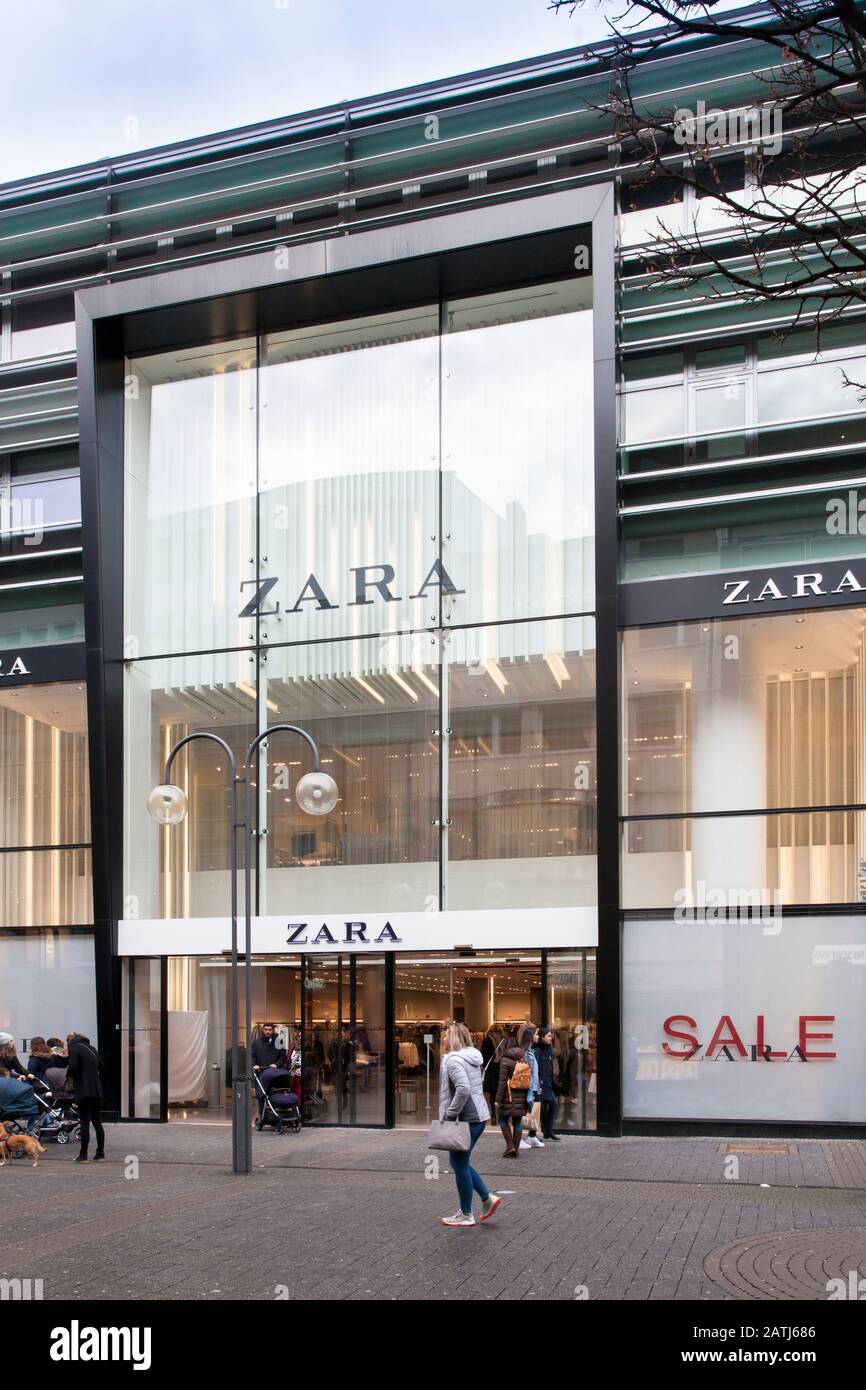fashion store Zara on shopping street Schildergasse, Cologne, Germany.  Modegeschaeft Zara in der Einkaufsstrasse Schildergasse, Koeln, Deutschland  Stock Photo - Alamy