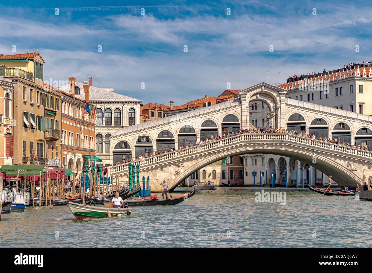 Rialto bridge on grand canal in venice hi-res stock photography and ...