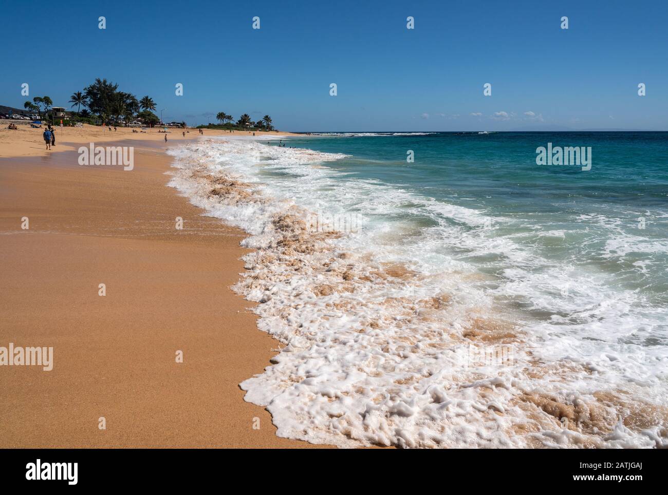 Holidaymakers on the sand of Sandy Beach on the east coast of Oahu in Hawaii in winter Stock Photo