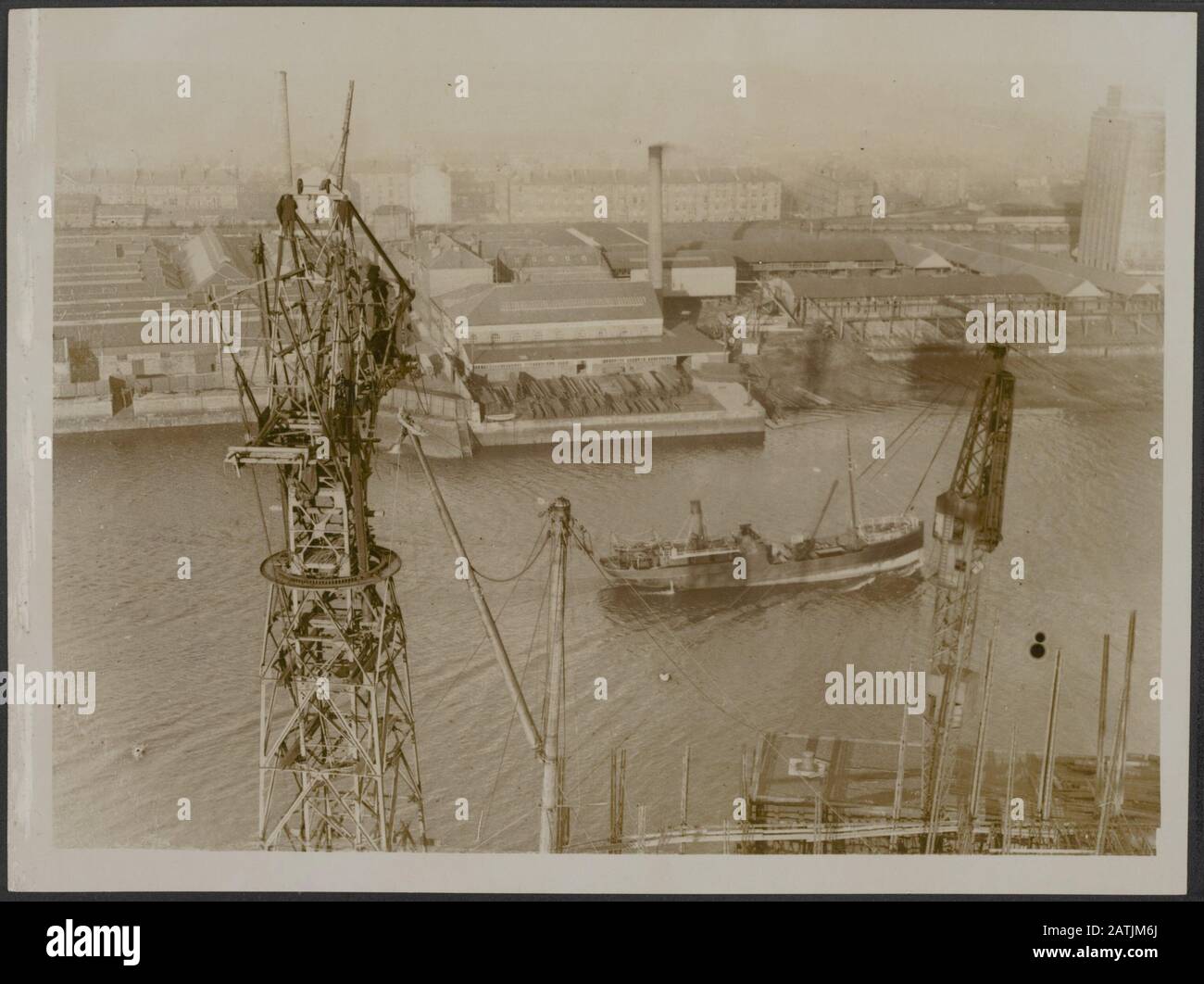With the British navy in war time (Clyde and Newcastle) Description: Shipyards are Continually extended extending. Building a new crane at a Clyde Yard Annotation: The British Navy in wartime. (Clyde and Newcastle). The shipyards are continuously expanding. Construction of a new crane at a shipyard on the Clyde Date: {1914-1918} Location: Clyde, Great Britain, Scotland Keywords: WWI, cranes, rivers, shipyards Stock Photo