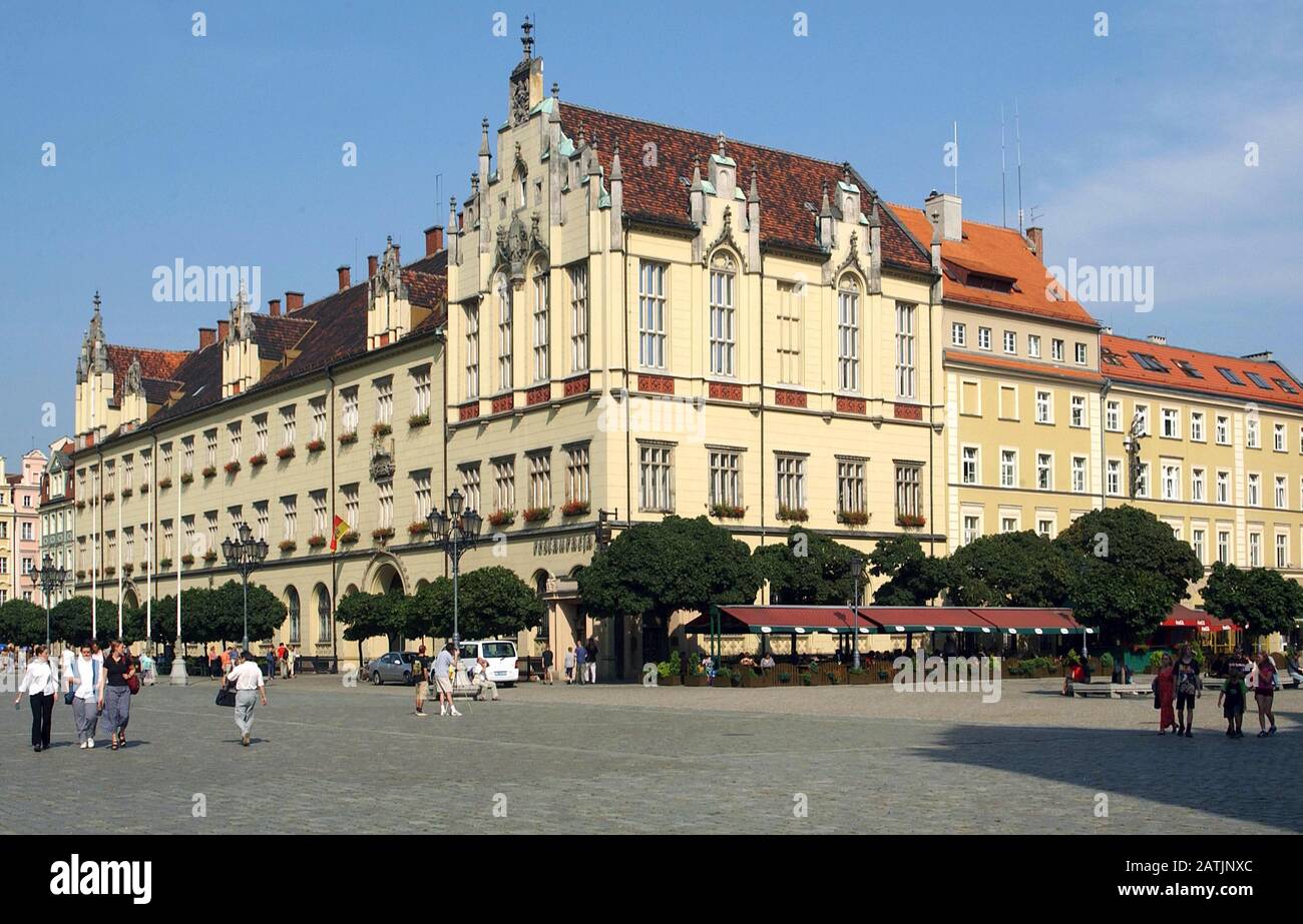 27 August 2001, Poland, Breslau: Panoramic view over the historical market in the old town to the new town hall. The New City Hall is an extension of the Old City Hall and was designed by the Prussian master builder Friedrich August Stüler. Photo: Paul Glaser/dpa-Zentralbild/ZB Stock Photo