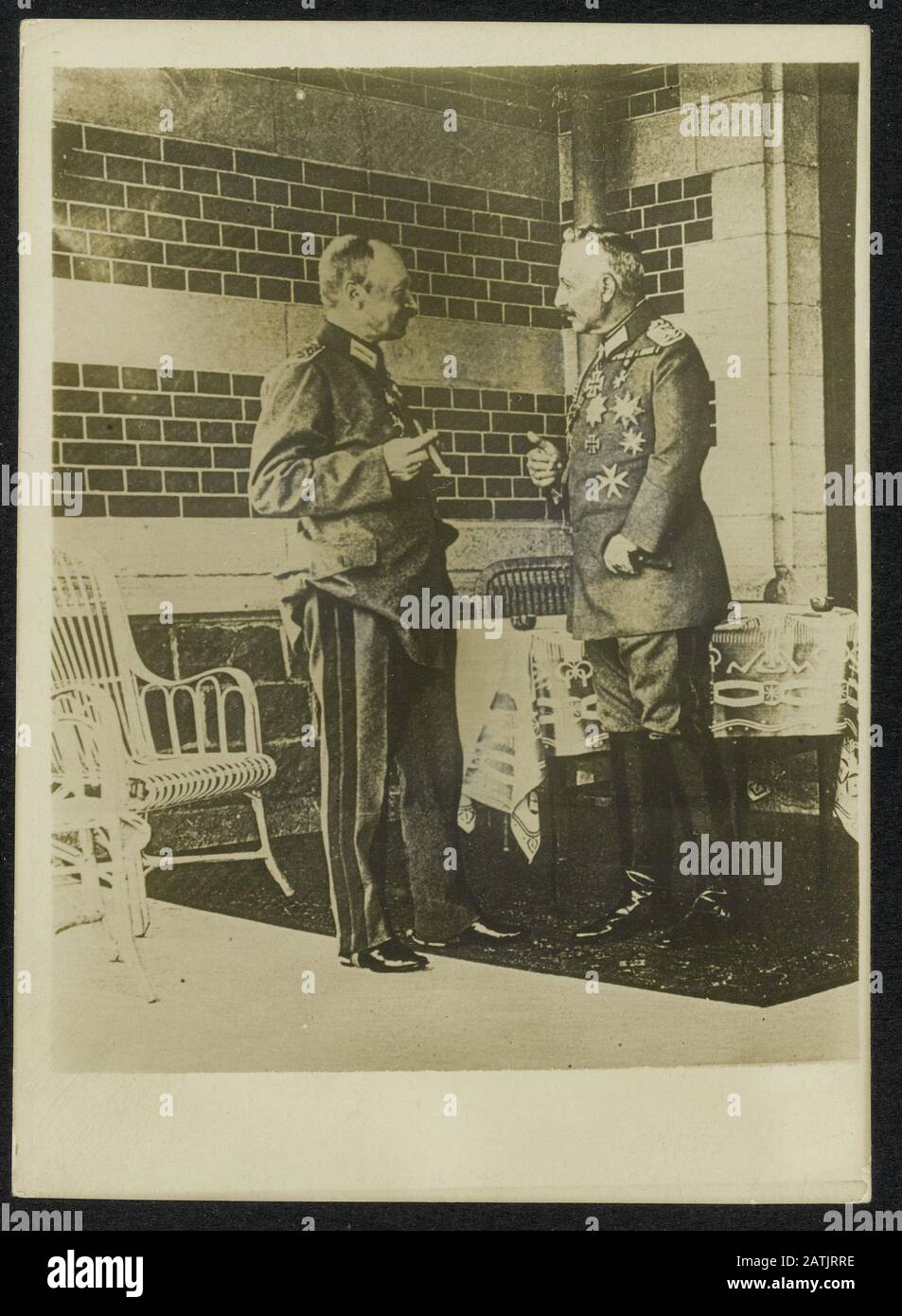 Description: His Majesty the Emperor of Germany in talks with His Majesty the King of Saxony [Wilhelm II] Date: {1914-1918} Keywords: WWI, dynasties Person Name : Friedrich August Iii, Wilhelm II, emperor of Germany Stock Photo