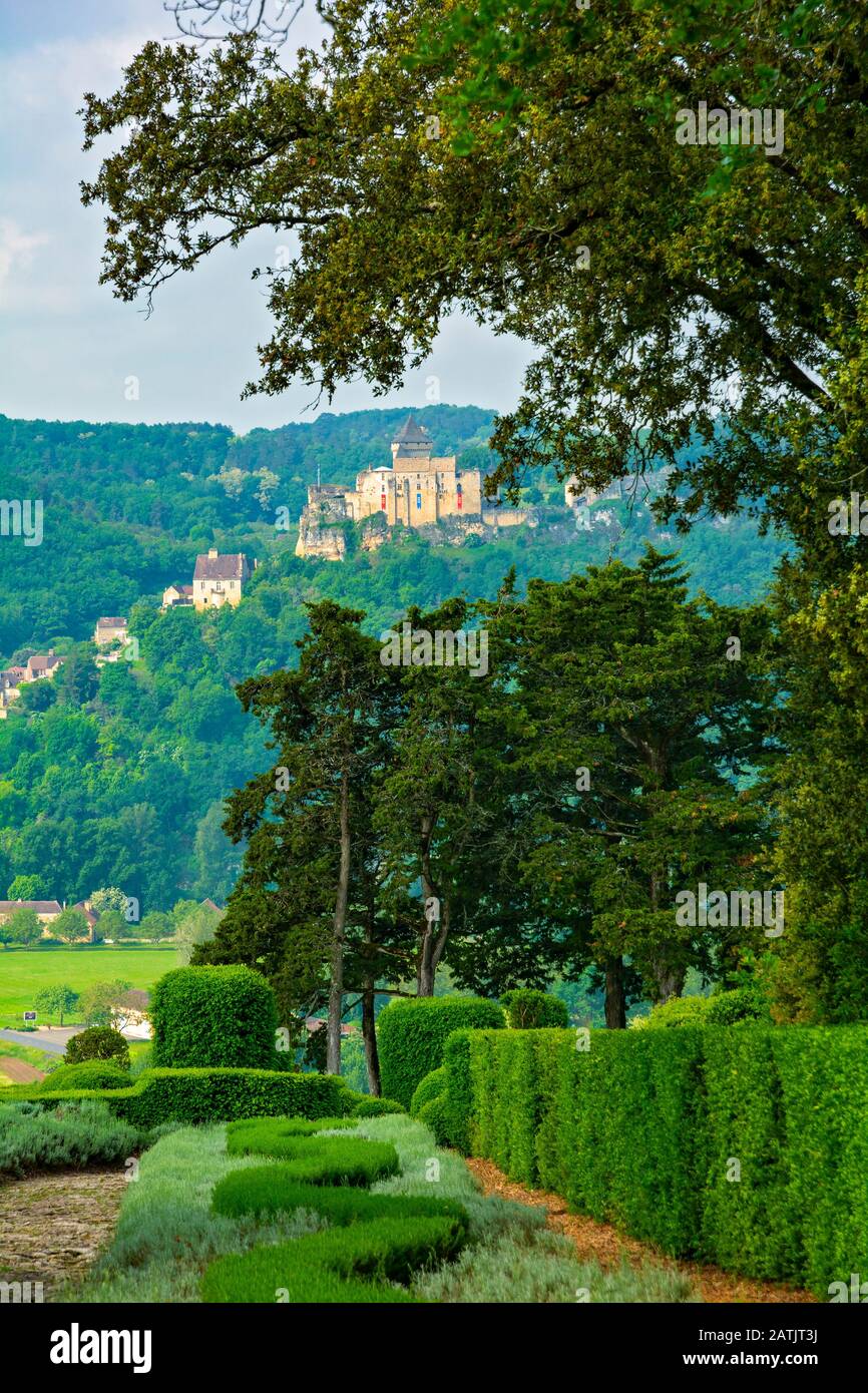 France, Dordogne, Vezac, Jardins de Marqueyssac, view toward Chateau de Castelnaud Stock Photo