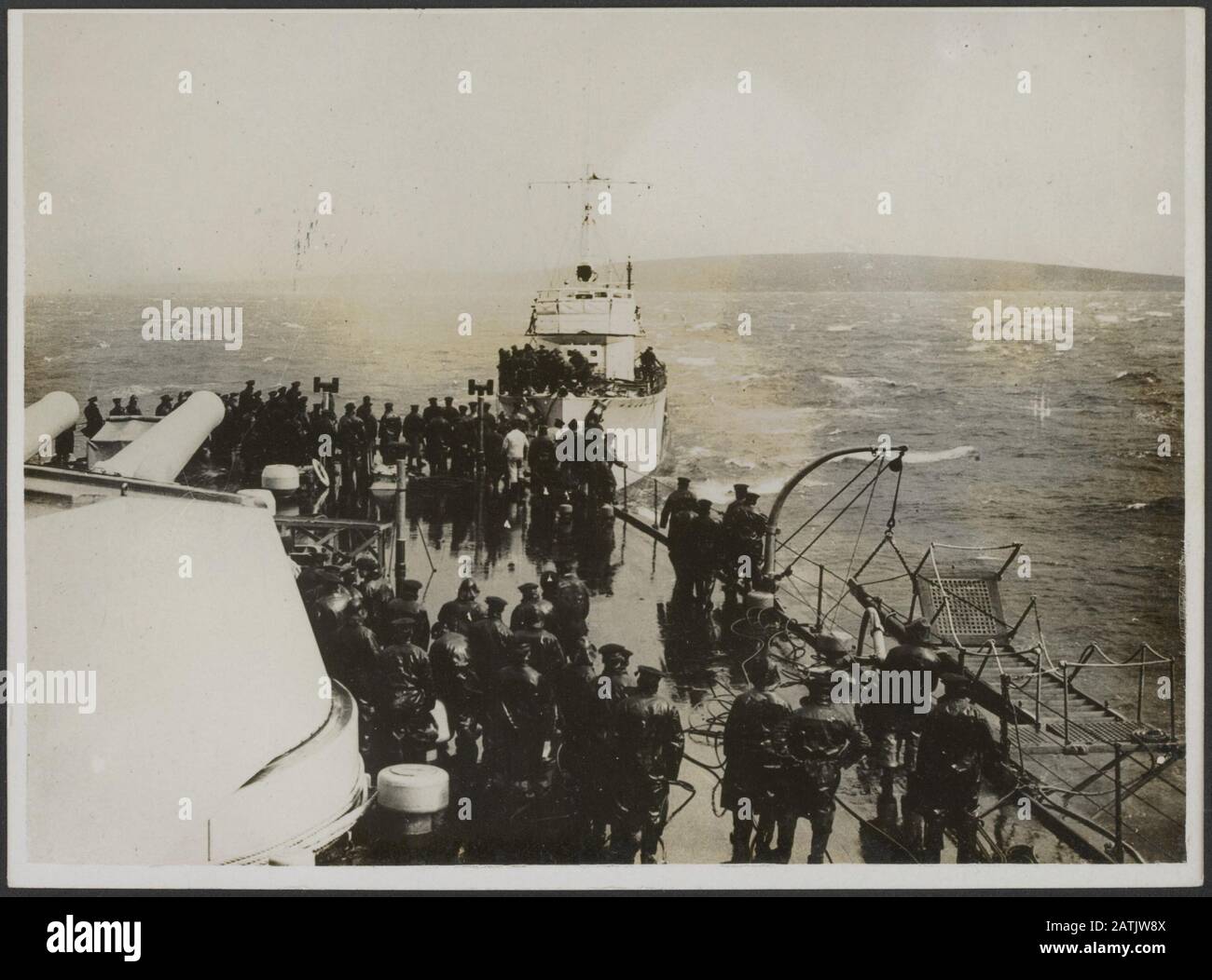 With the British navy in war time Description: Battleship taking a destroyer in tow Annotation: The British Navy in wartime. Battleship that torbedopbootjager in tow takes Date: {1914-1918} Keywords: WWI, navy, sailors, warships Stock Photo