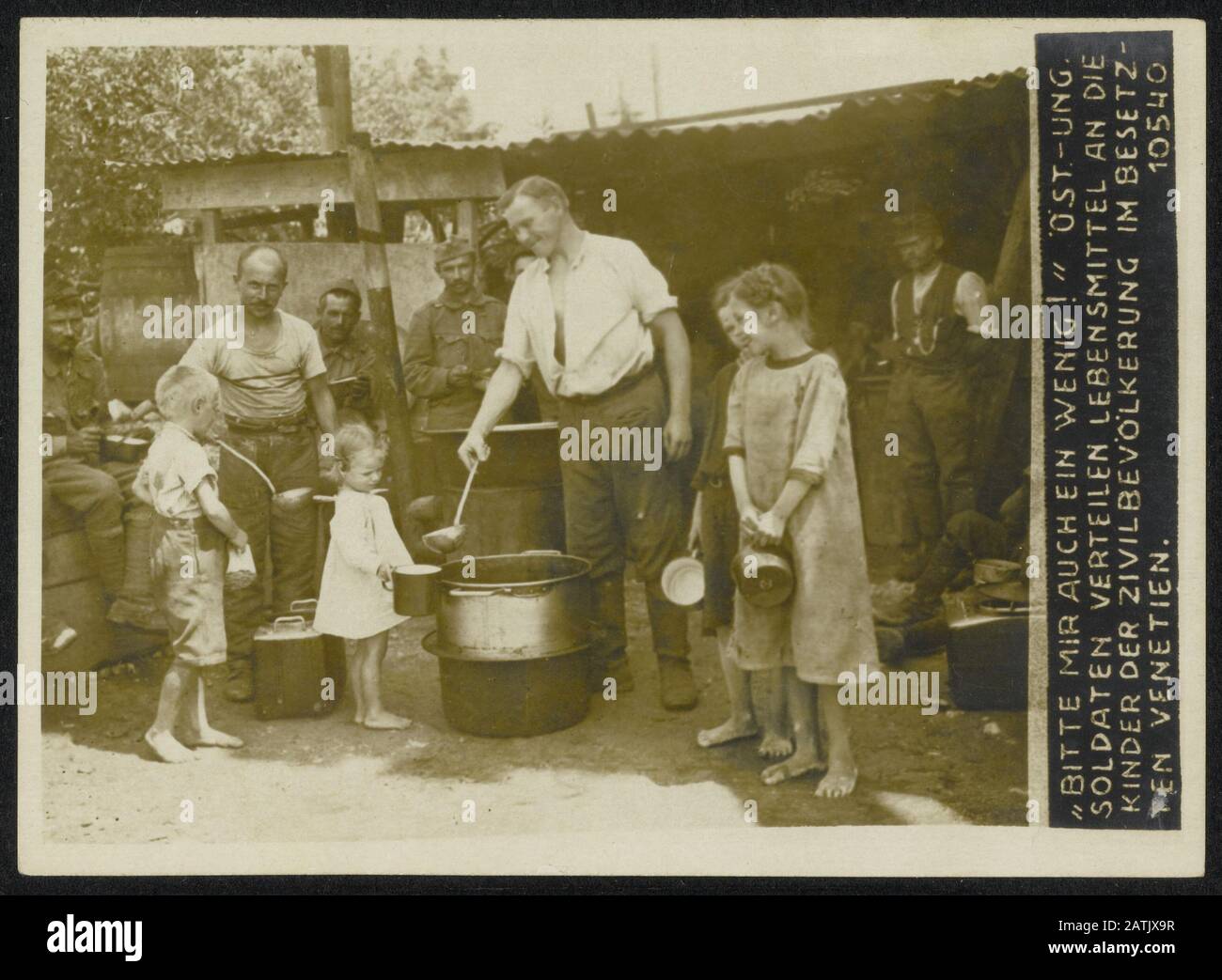 Description: Bitte mir auch ein wenig! à st.-Ung. Soldiers verteilen Lebensmittel an die Kinder der im Zivilbevölkerung Occupied Veneto. Annotation: Can I what! Austro-Hungarian soldiers share food from the children of the civilian population of the occupied Venice ". Date: {1914-1918} Location: Italy ", Venice« Keywords: occupations, First World War, children, soldiers, food Stock Photo