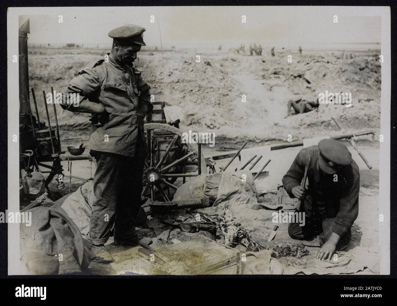 Military rations preparation workers hi-res stock photography and ...