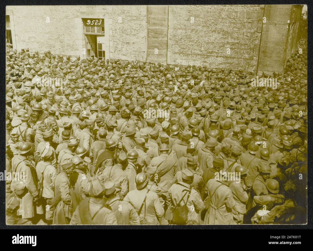 Die Schlacht am Damenweg Description: Der Hof der Zitadelle Laon nach der ersten Mass Transportation französischer Gefangenen Annotation: The Battle of the Chemin des Dames. Large group of French prisoner of war in the courtyard of the Citadel of Laon Date: {1914-1918} Location: France, Laon Keywords: citadels, first world war, fronts, prisoner of war Stock Photo