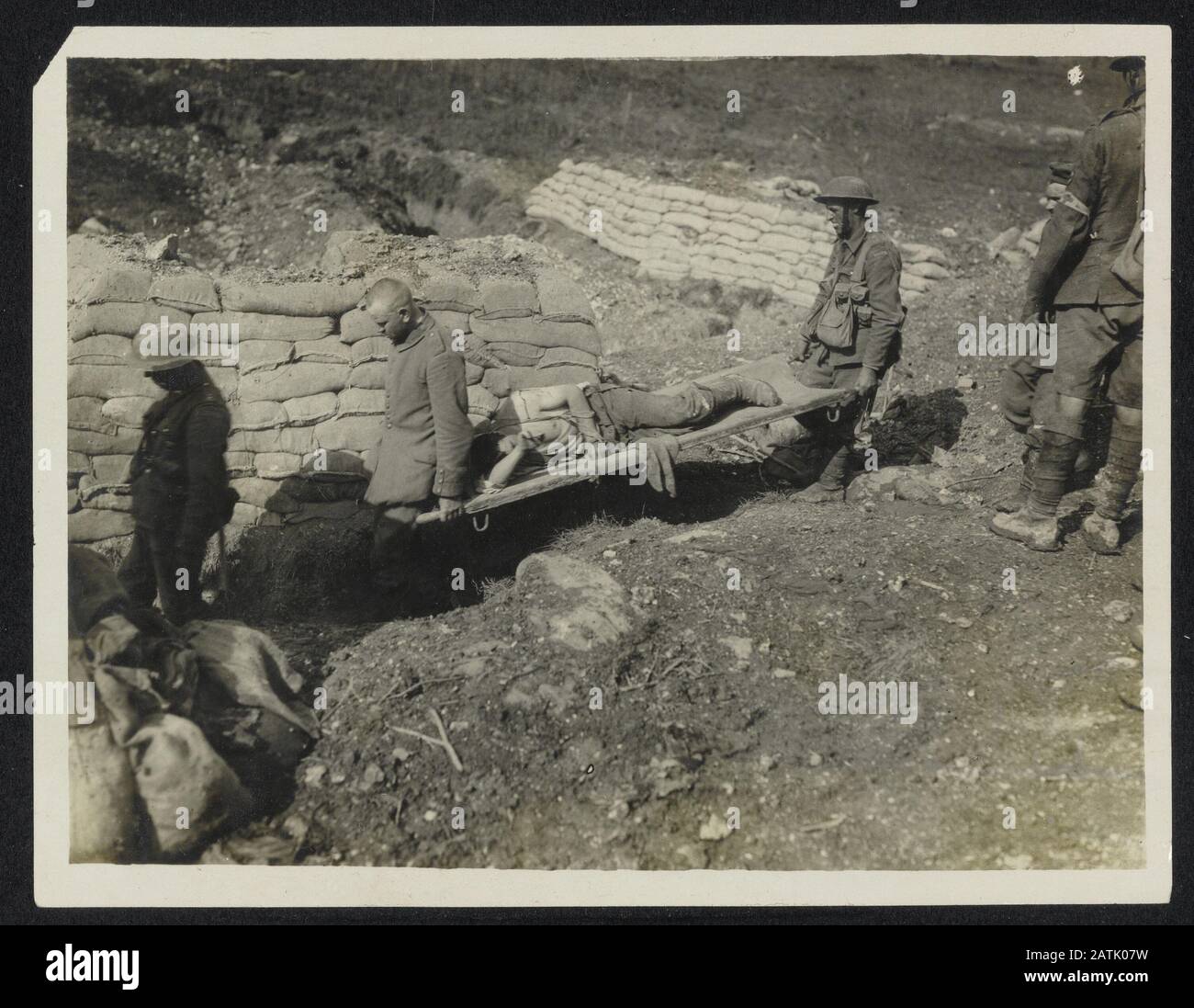 Helping wounded soldiers hi-res stock photography and images - Alamy