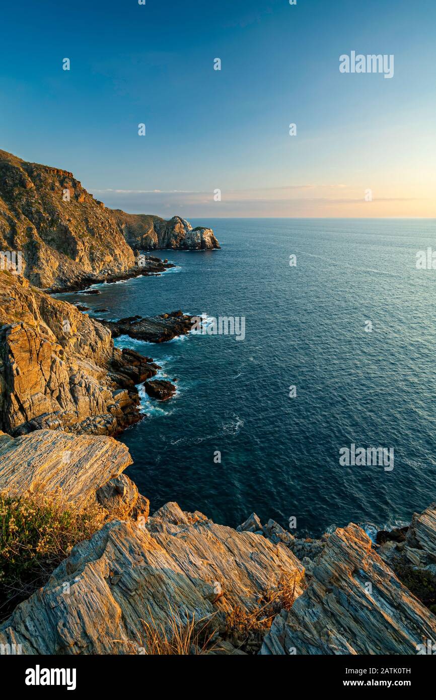 Rocky cliffs and Pacific Ocean, Punta Lobos, Todos Santos, Baja California  Sur, Mexico Stock Photo - Alamy